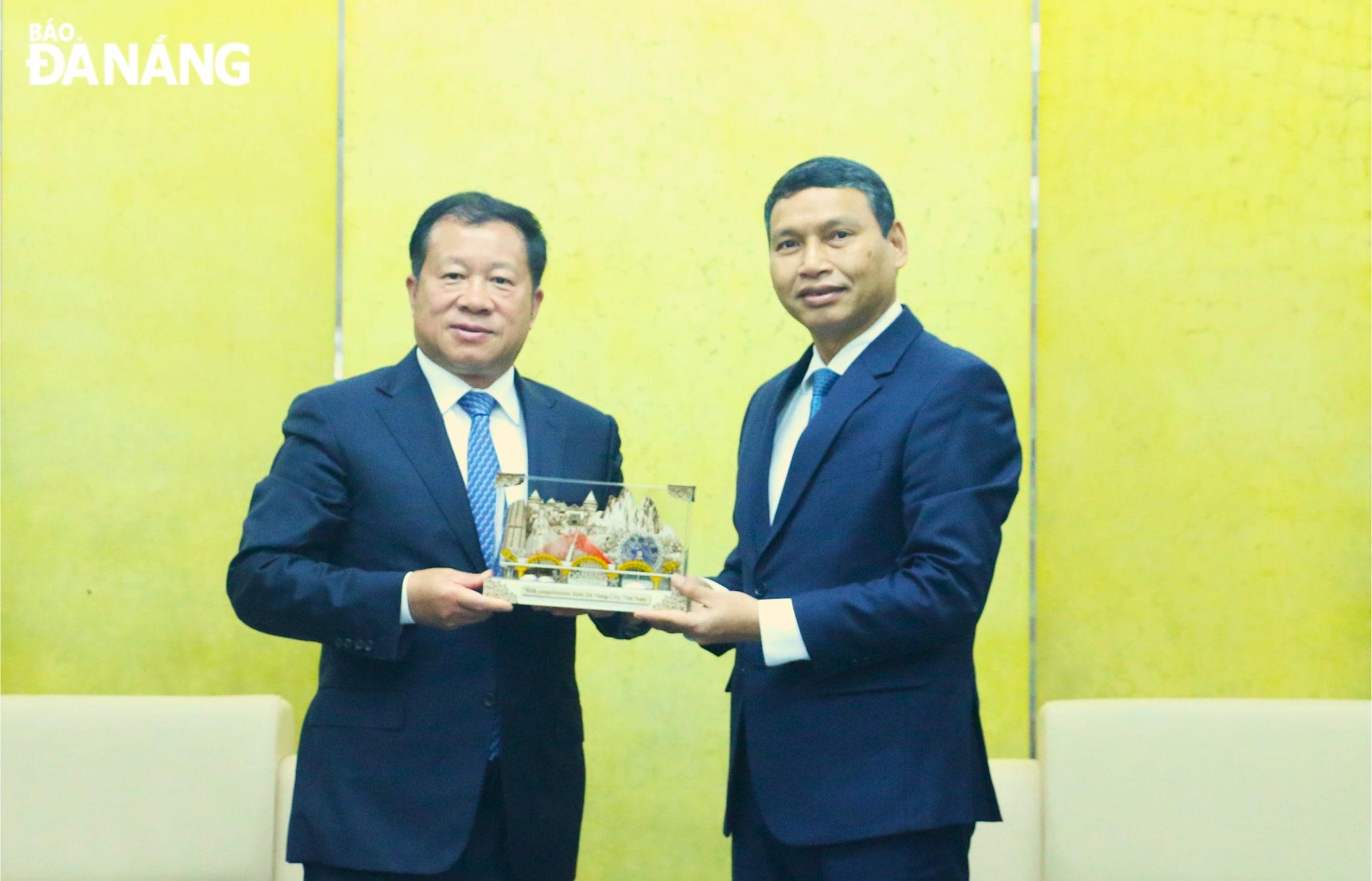 Da Nang People’s Committee Vice Chairman Ho Ky Minh (right) presenting a souvenir gift to Mr. Zhou Xianyi, Secretary of the Party Committee of Sichuan Tianfu New Area in China’s Sichuan Province