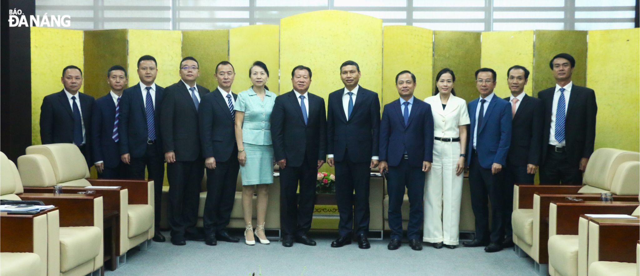 Leaders of the two sides posing for a group photo