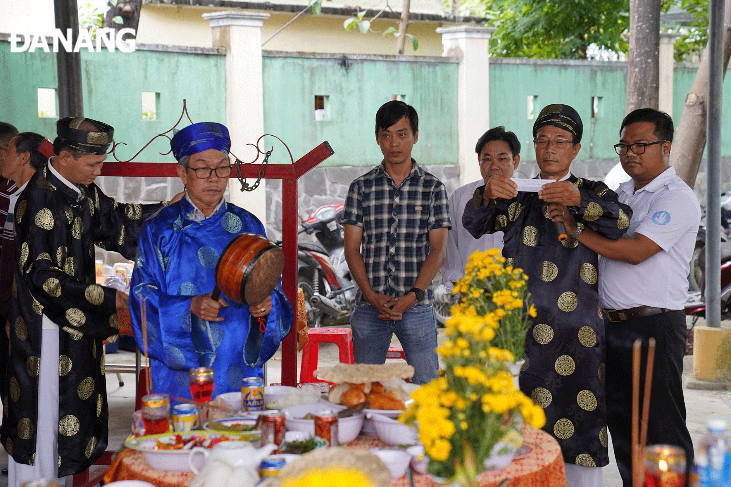 Theo thời gian, lễ hội đình làng gắn chặt vào đời sống văn hóa, tinh thần của người dân quận Liên Chiểu.  TRONG ẢNH: Nghi thức lễ cúng tại Lễ hội đình làng Trung NghĩaẢnh: H.L	