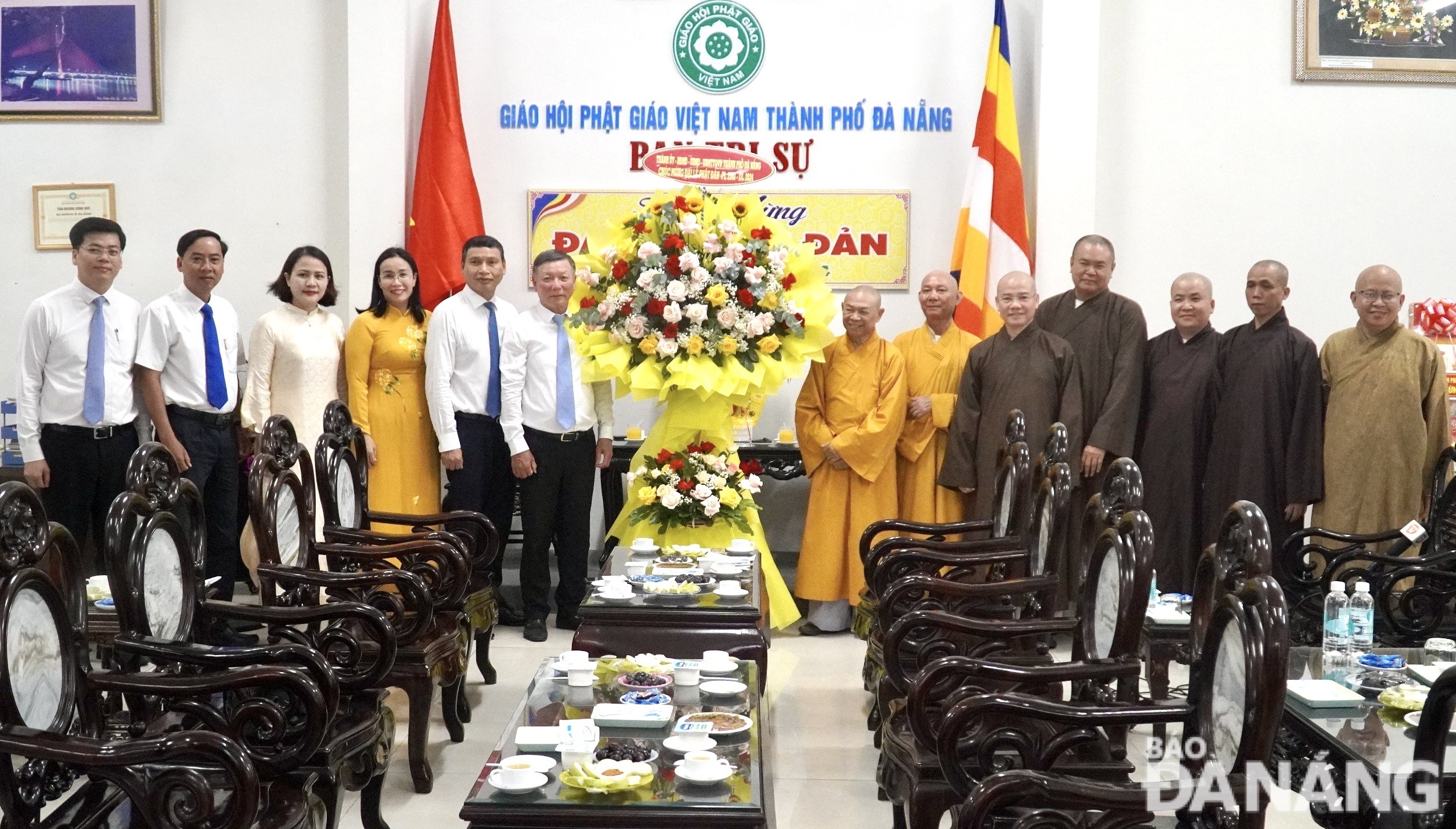 Head of the Da Nang Party Committee's Mass Mobilization Committee Le Van Trung (6th, left) and city leaders presenting flowers to congratulate the Executive Board of the Viet Nam Buddhist Sangha in Da Nang on the occasion of Buddha's 2568th birthday in 2024. Photo: N.QUANG.