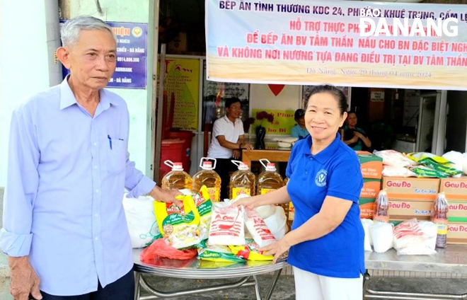 Ông Võ Văn Đức, Phó chủ tịch Hội Từ thiện và Bảo vệ quyền trẻ em quận Liên Chiểu và phụ trách Bếp ăn từ thiện Bệnh viện Tâm thần nhận nhu yếu phẩm để nấu ăn cho bệnh nhân tâm thần tại Bệnh viện Tâm thần Đà Nẵng.