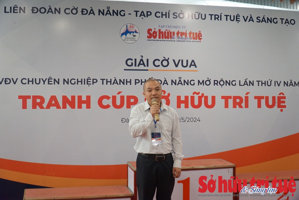 Ông Lê Duy Dương - Phụ trách Văn phòng đại diện khu vực miền Trung tạp chí Sở hữu trí tuệ và Sáng tạo - Phó Ban tổ chức Giải Cờ vua VĐV chuyên nghiệp TP Đà Nẵng lần IV - năm 2024 mở rộng tranh cúp Sở hữu trí tuệ phát biểu bế mạc.