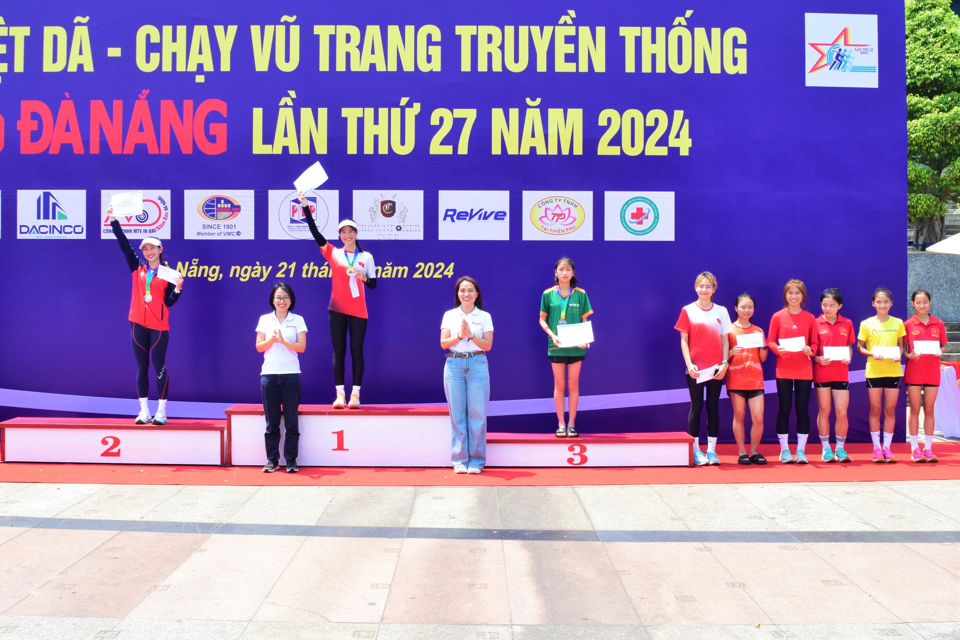 Nguyễn Khánh Ly (bên trái) là một trong số vận động viên triển vọng của điền kinh  Đà Nẵng. TRONG ẢNH: Nguyễn Khánh Ly giành giải Nhì nội dung 5km tại giải Việt dã - chạy Vũ trang truyền thống Báo Đà Nẵng lần thứ 27 năm 2024. Ảnh: P.N	