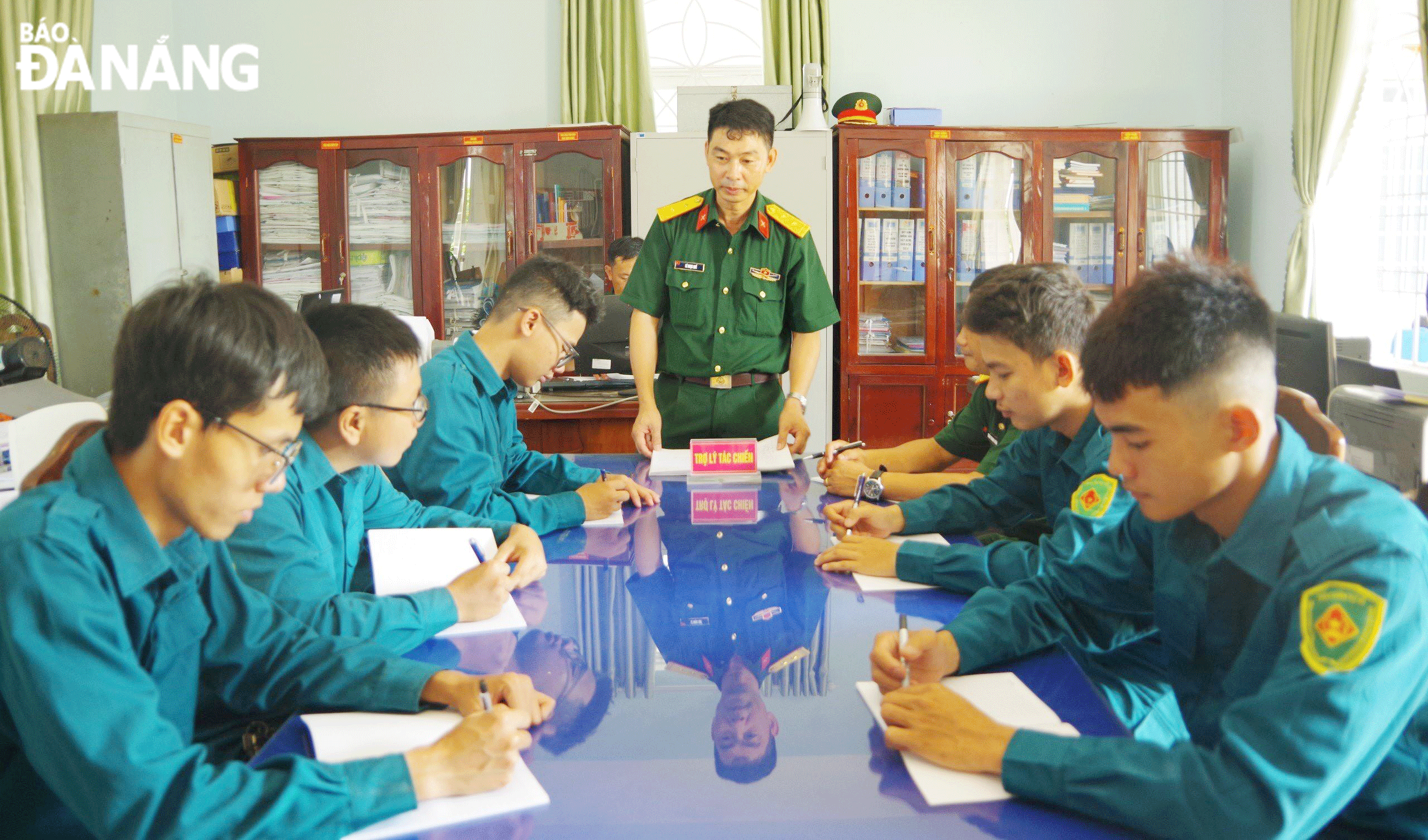 Trung tá Lê Ngọc Quế (giữa) triển khai kế hoạch thực hiện nhiệm vụ cho Trung đội dân quân thường trực thuộc Ban Chỉ huy Quân sự quận Thanh Khê. Ảnh: A.Đ	
