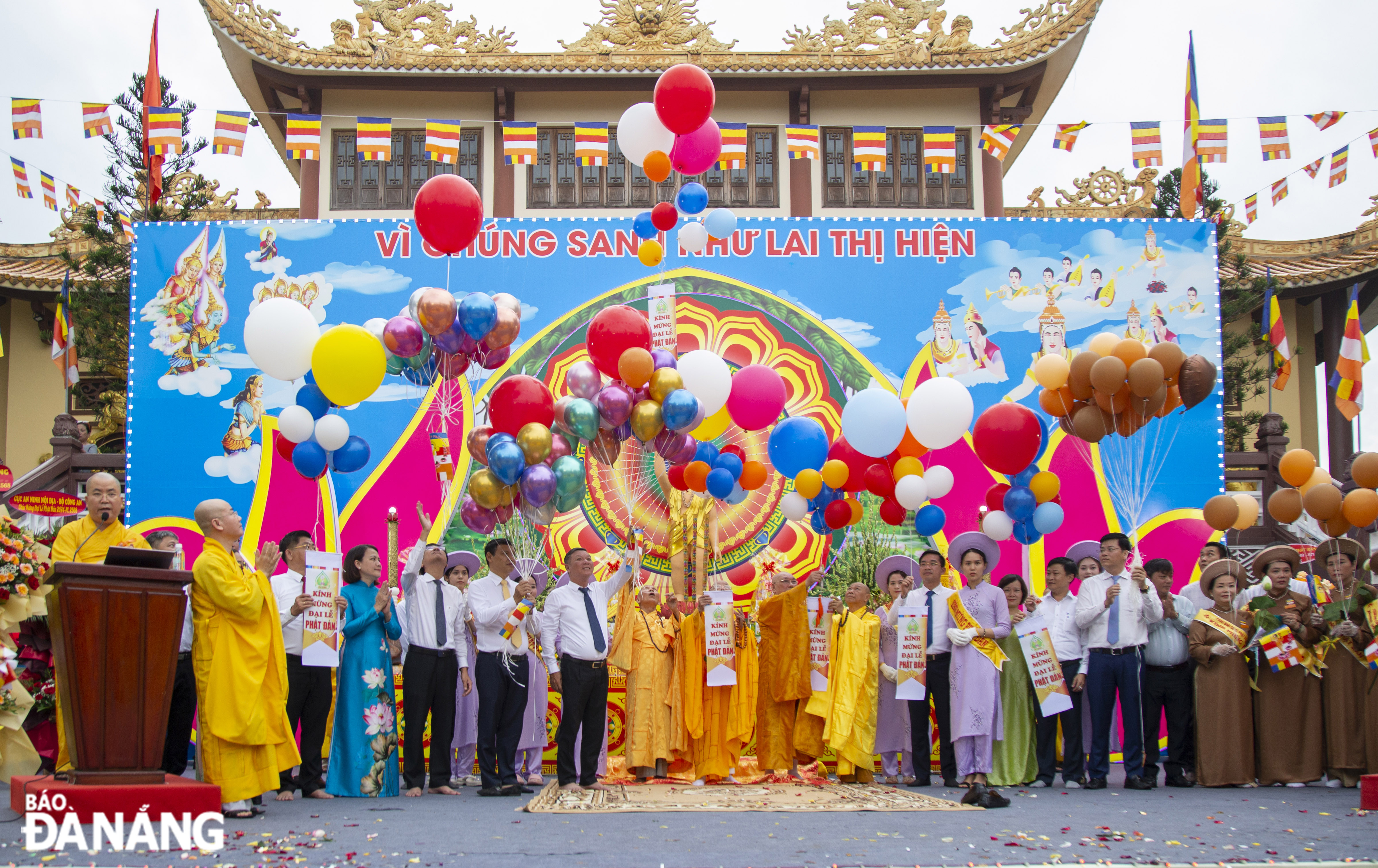 Lãnh đạo thành phố tham gia thả bong bóng cầu nguyện hòa bình. Ảnh: X.HẬU