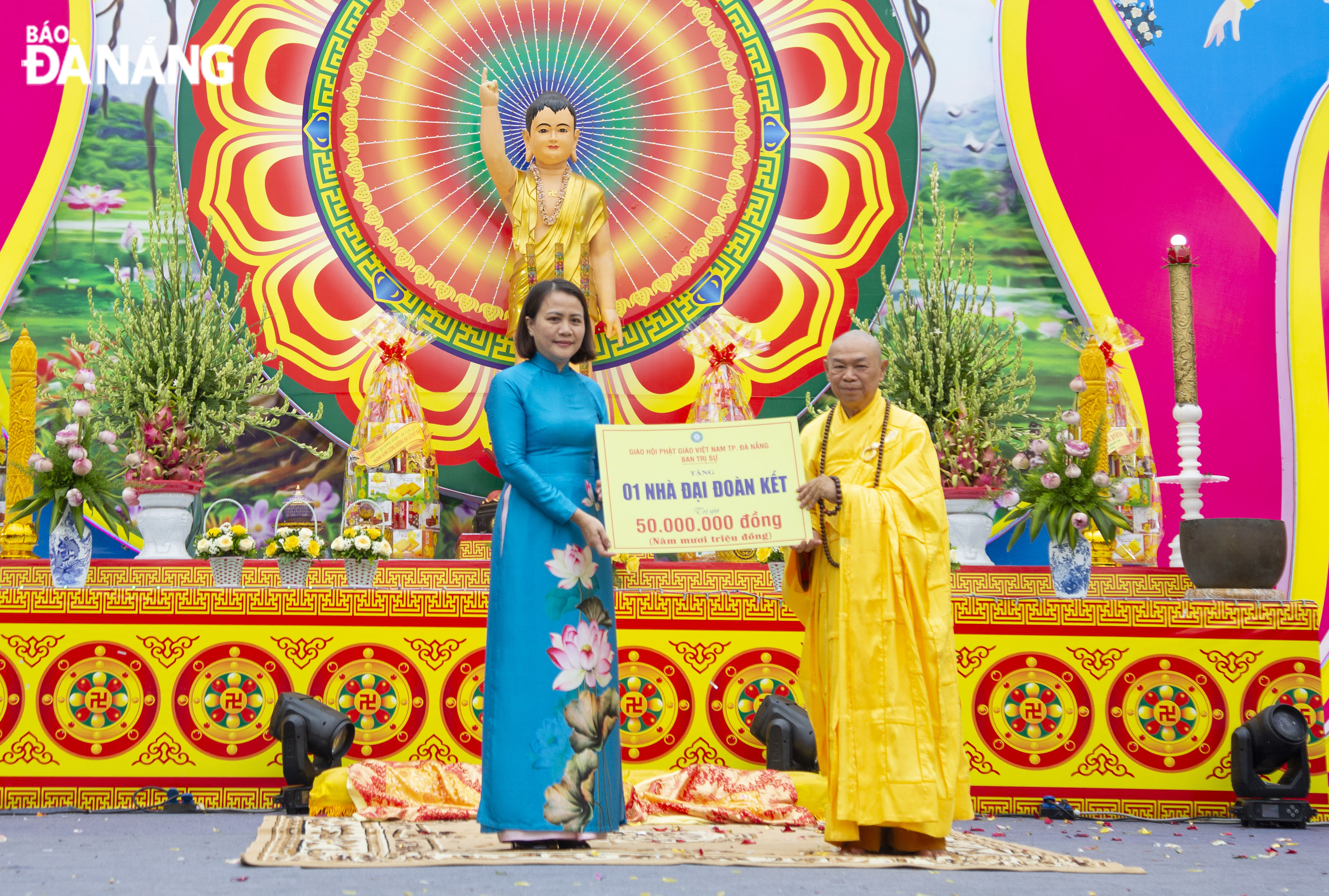 , Ban Trị sự Giáo hội Phật giáo Việt Nam thành phố trao tặng Ủy ban MTTQ Việt Nam thành phố 1 nhà Đại đoàn kết trị giá 50 triệu đồng. Ảnh: X.H