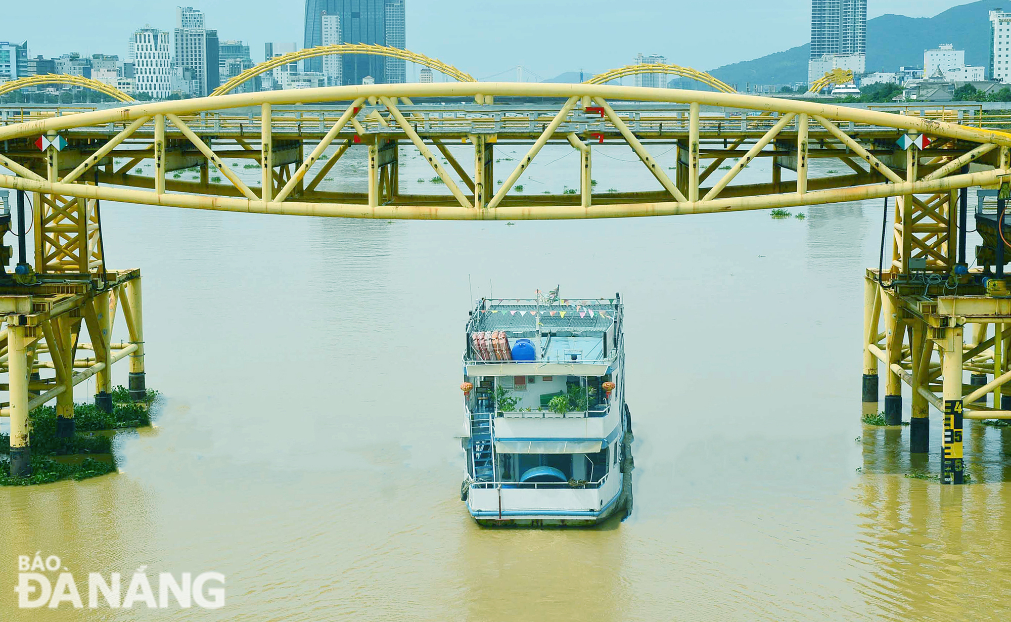 During the DIFF 2024, a fleet of more than 20 cruise ships will be relocated from the Han River Port to the Song Thu Corporation’s port west of the Tran Thi Ly Bridge.