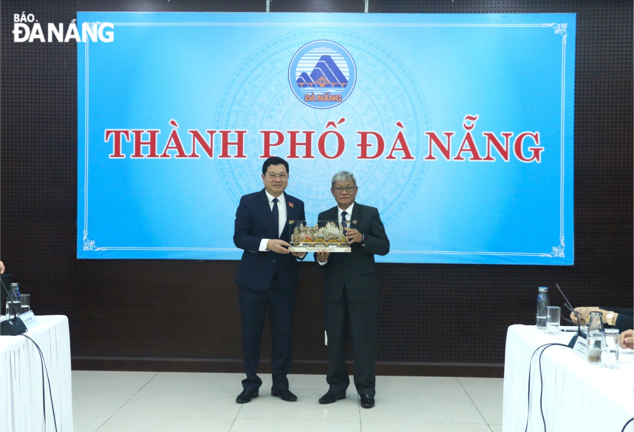 Permanent Vice Chairman in charge of the Da Nang People's Council Tran Phuoc Son (left) presenting a gift to Chairman of People's Council of Champasak Province in Laos Saithong Xayavong