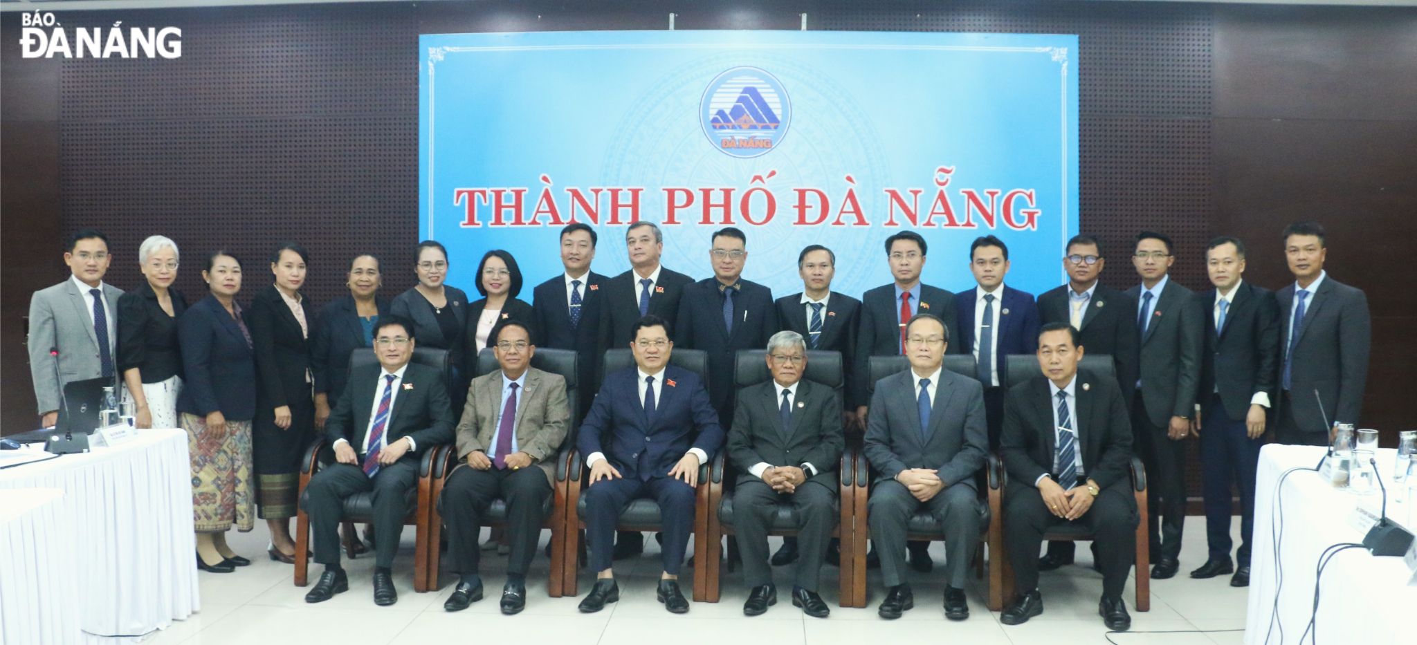 Leaders of People's Councils of Da Nang and Champasak Province posing for a group photo. Photo: T.P