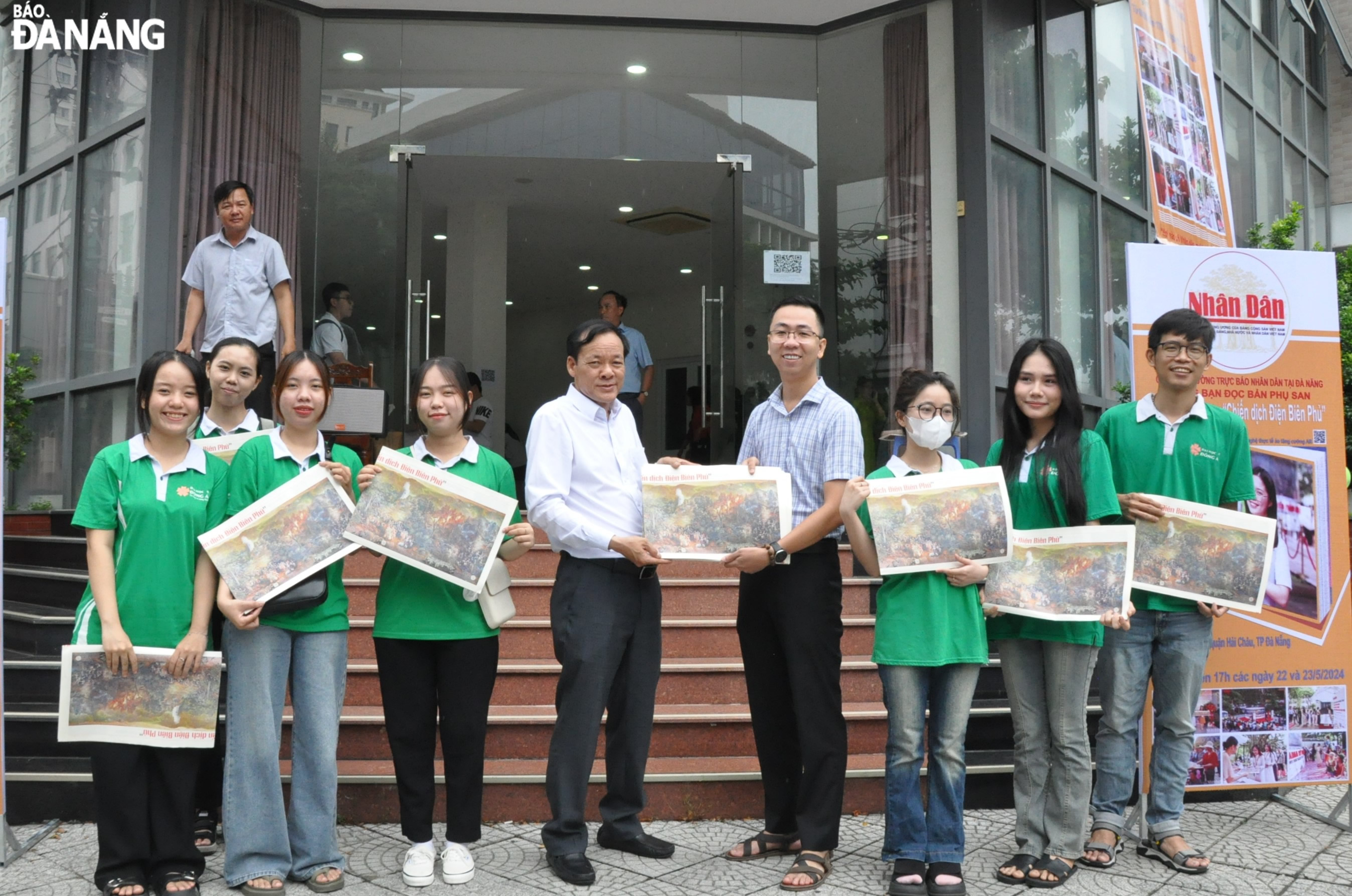 Mr. Uong Thai Bieu, Head of the Standing Office of the Nhan Dan Newspaper in Da Nang, giving a panorama painting to a reader 