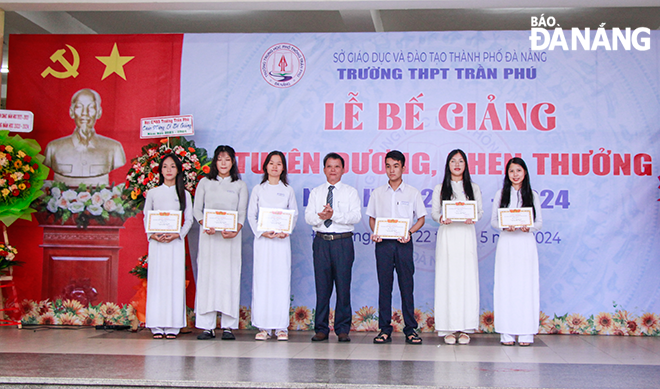 Thầy Nguyễn Cửu Huy, Hiệu trưởng Trường THPT Trần Phú (giữa) trao bằng khen cho cá nhân và tập thể có thành tích xuất sắc trong năm học 2023-2024.