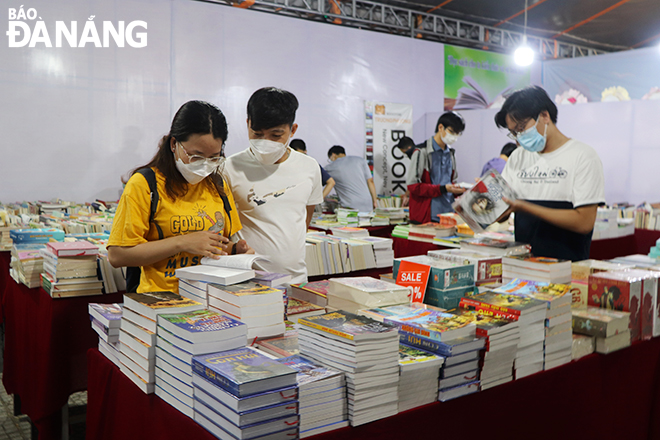 The Da Nang Book Fair 2024 is taking place at a public park at the eastern end of the Dragon Bridge on Tran Hung Dao Street from May 23 - 26