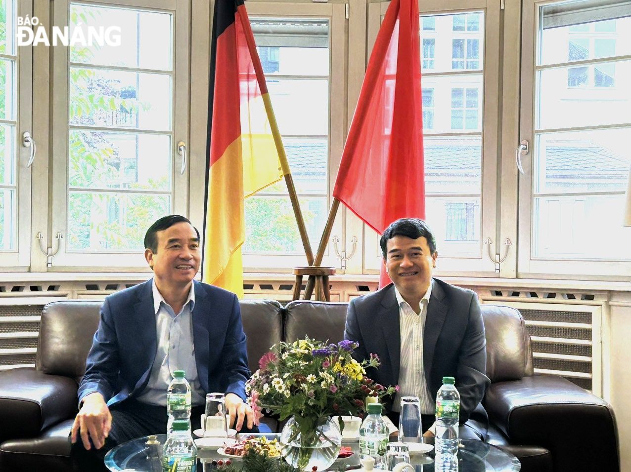 Chủ tịch UBND thành phố Lê Trung Chinh (bên trái) đến thăm và làm việc với Tổng Lãnh sự Việt Nam tại Frankfurt Lưu Xuân Đồng. Ảnh: Đoàn công tác