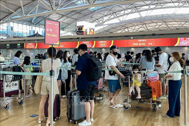 Du khách xếp hàng chờ check-in chuyến bay đến đảo Phú Quốc (Việt Nam) tại sân bay Quốc tế Incheon, Hàn Quốc. Ảnh tư liệu: Anh Nguyên/TTXVN