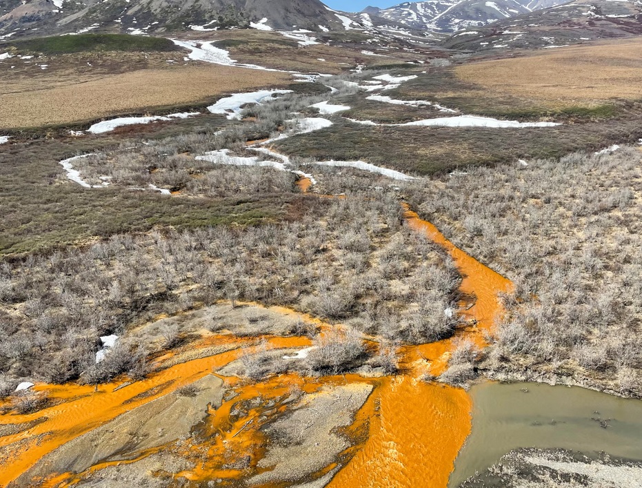 Dòng suối chuyển màu cam tại phía Bắc Alaska. Ảnh: Cơ quan Khảo sát địa chất Mỹ (USGS)