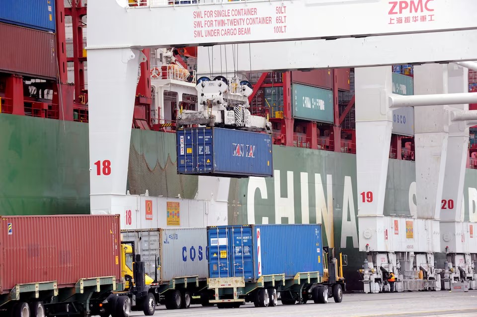 Các container đang chờ xử lý hàng hóa tại bến cảng ở Long Beach, California (Mỹ).  Ảnh: Reuters	