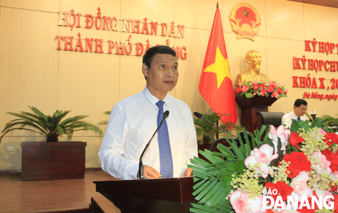 Phó Chủ tịch Thường trực UBND thành phố Hồ Kỳ Minh trình bày tờ trình dự thảo Nghị quyết tại kỳ họp. Ảnh: TRỌNG HÙNG