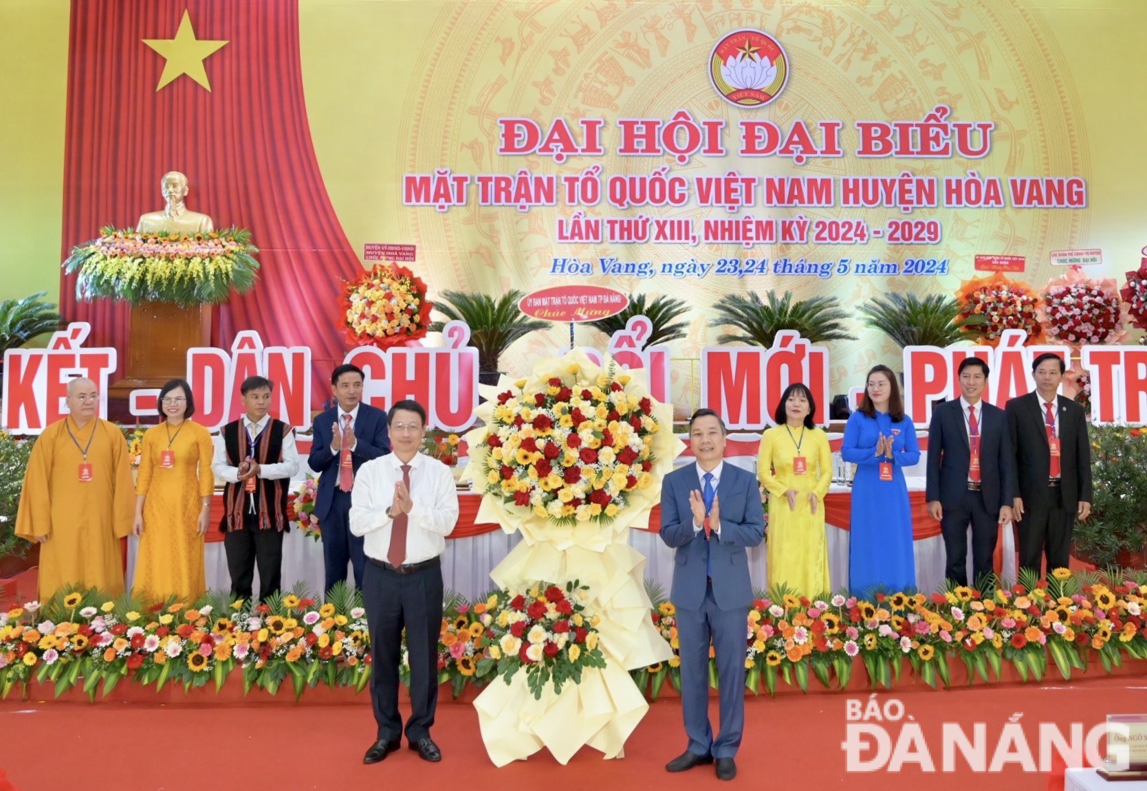 Chủ tịch Ủy ban MTTQ Việt Nam thành phố Ngô Xuân Thắng (hàng đầu, bên trái) tặng hoa chúc mừng Đại hội đại biểu Mặt trận Tổ quốc Việt huyện Hòa Vang lần thứ XIII. Ảnh: N.QUANG