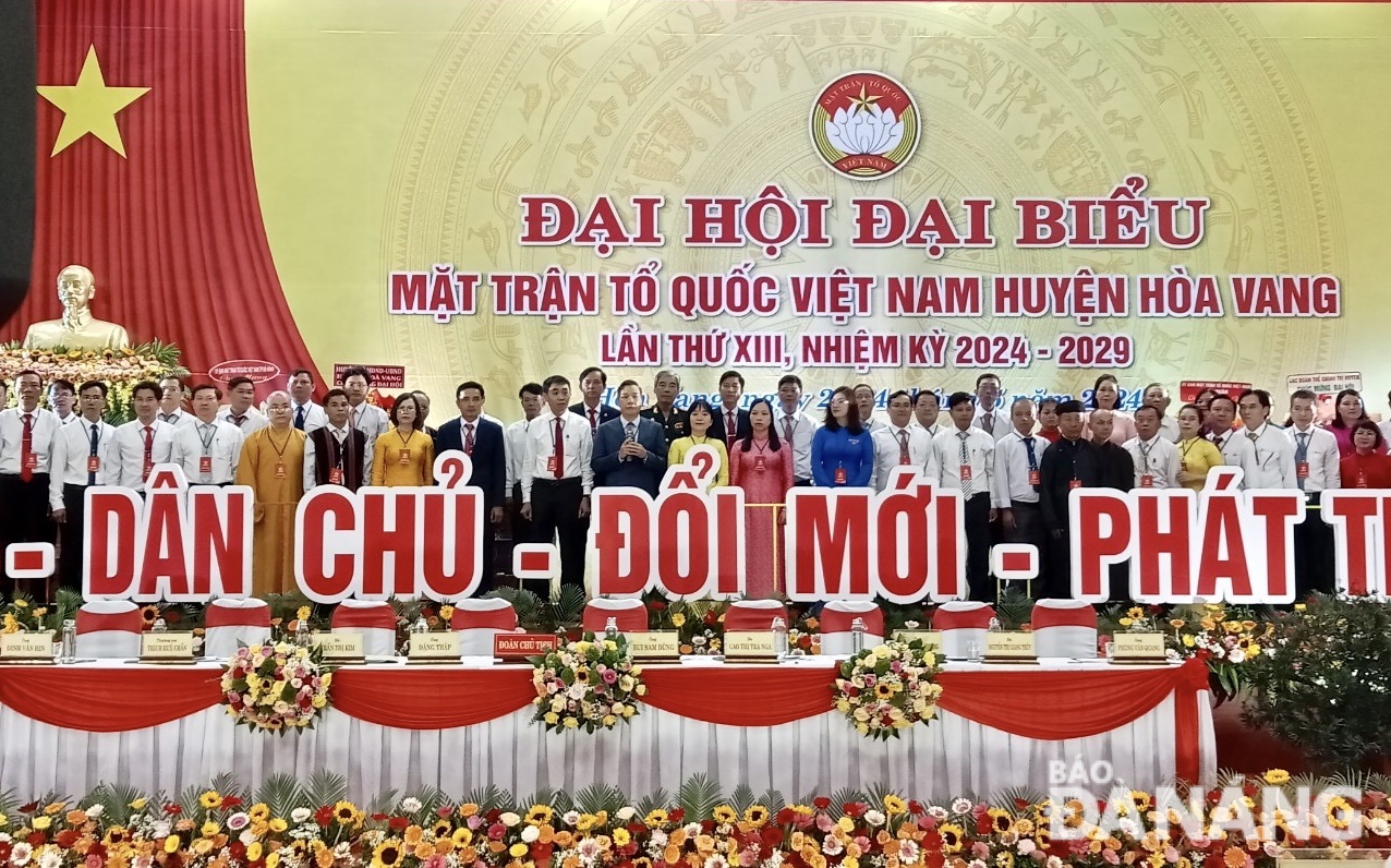 Ðại hội đã hiệp thương cử 62 vị vào Ủy ban MTTQ Việt Nam huyện Hòa Vang khóa XIII, nhiệm kỳ 2024-2029. Trong ảnh: Các ủy viên Ủy ban MTTQ Việt Nam huyện Hòa Vang khóa XIII chụp ảnh lưu niệm. Ảnh: N.QUANG