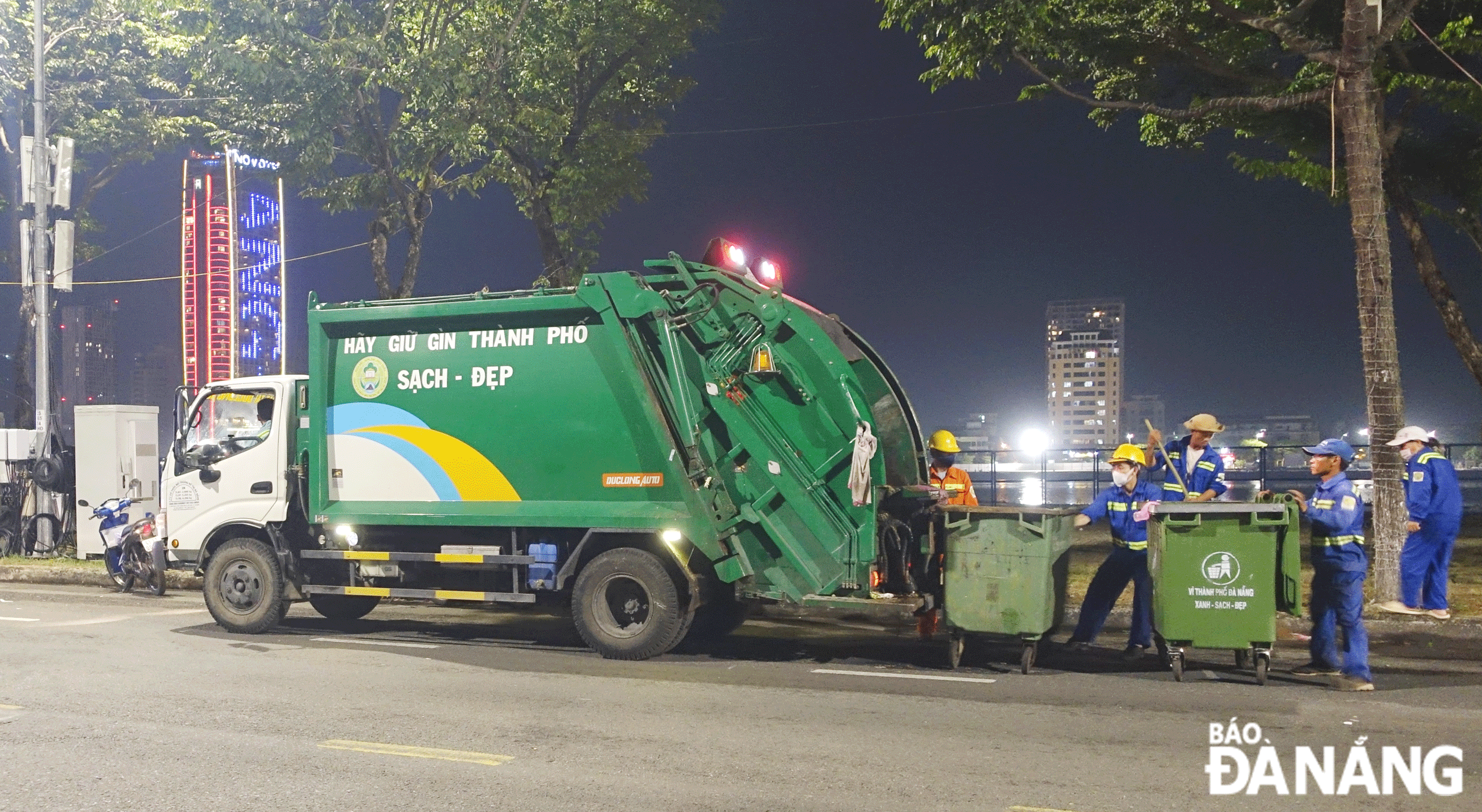 The Da Nang Urban Environment Joint Stock Company will send garbage collection vehicles and sanitation workers to conduct environmental cleanups during the upcoming DIFF. Photo: HOANG HIEP