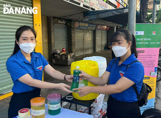 Members of Hai Chau 1 Ward’s Youth Union organization implementing the 