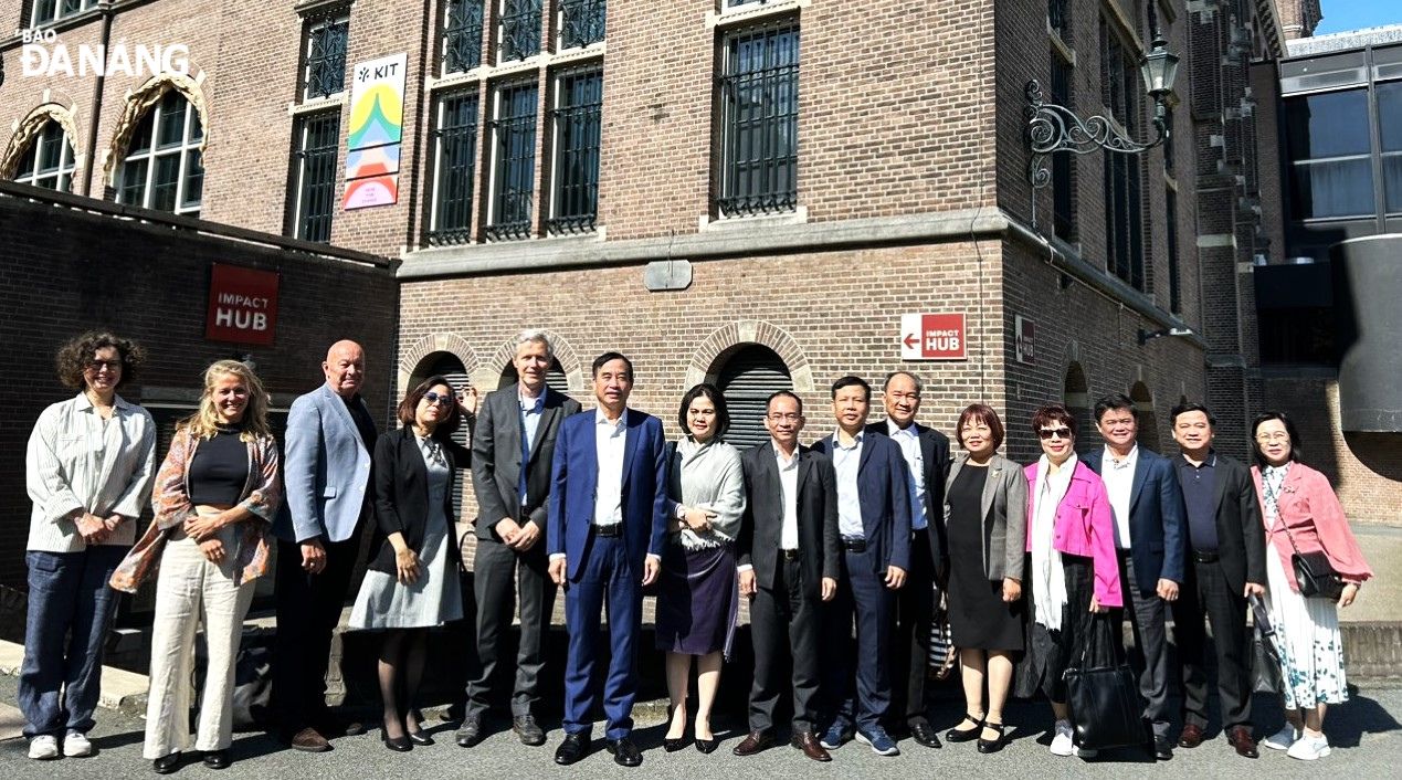 The Da Nang delegation worked at the Impact Hub Amsterdam