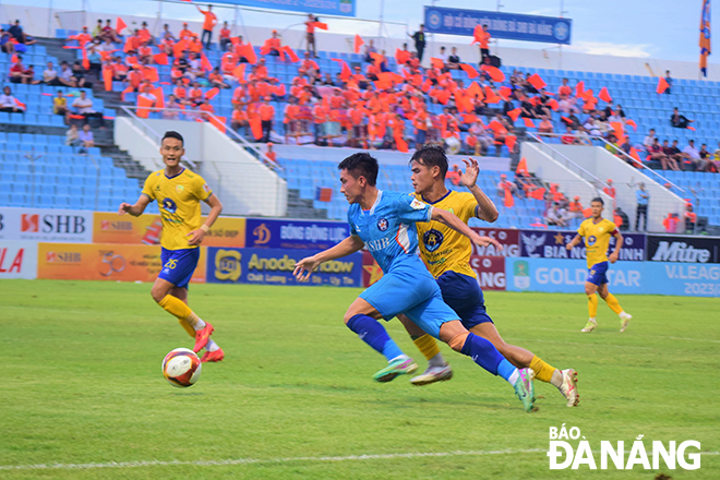 Nguyen Minh Quang (in blue) opened the scoring for the home team at the beginning of the first half after a decisive kick in the penalty area.