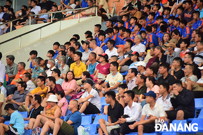 A large number of spectators came to the Hoa Xuan stadium to cheer for SHB Da Nang