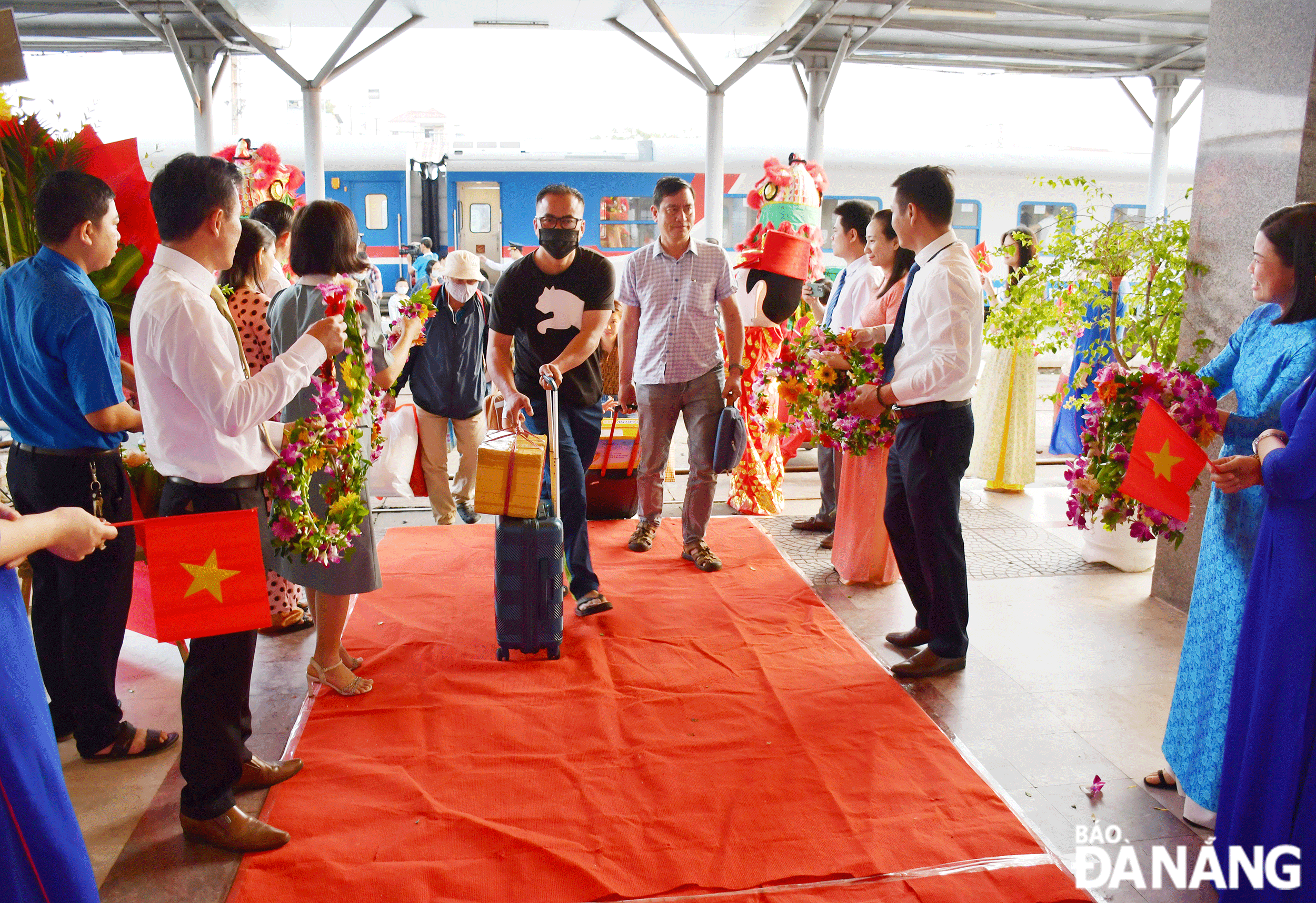 Passengers arrive at the Da Nang railway station. Photo: THANH LAN
