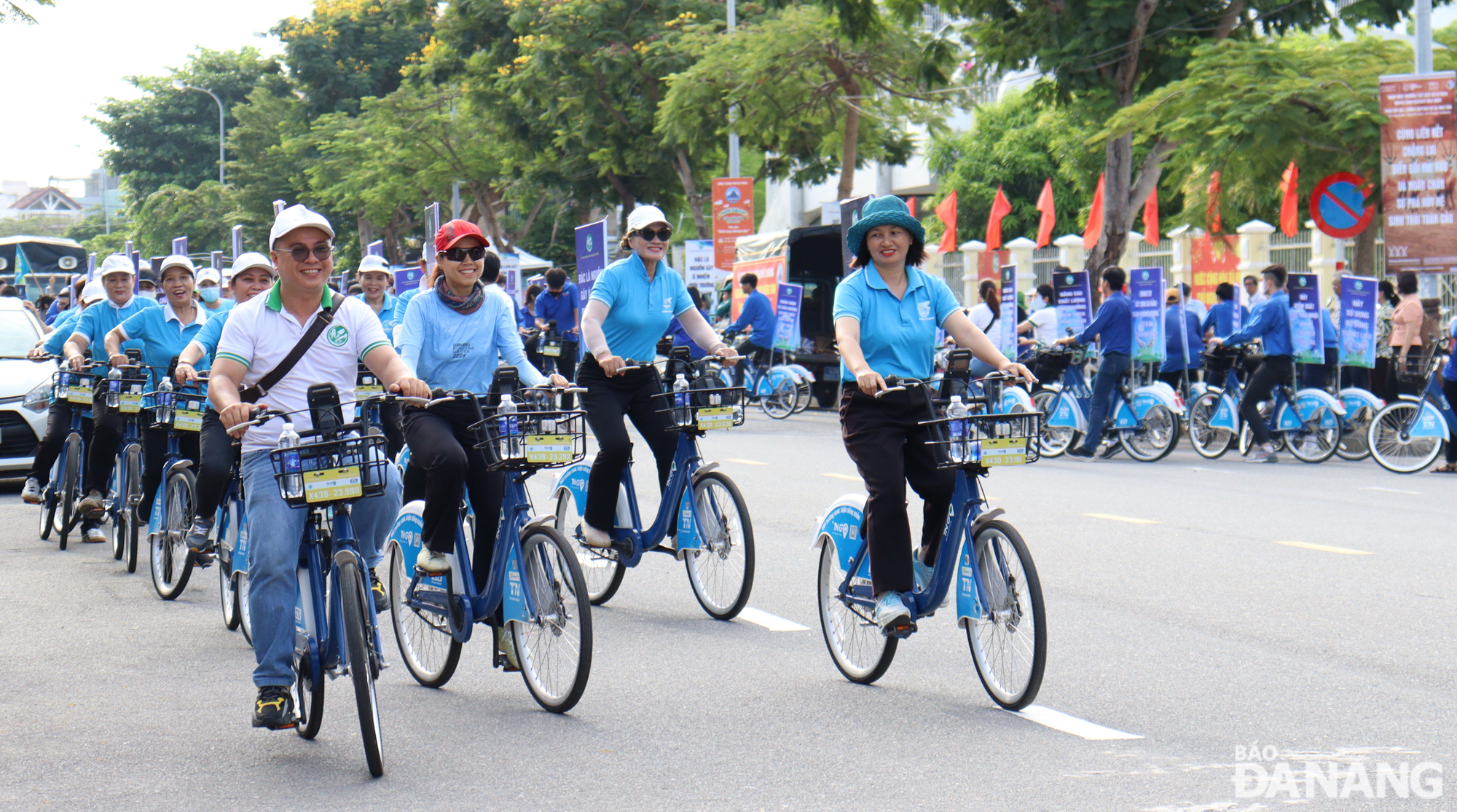 Hội viên các hộ, đoàn thể quận Sơn Trà tham gia đạp xe tuyên truyền bảo vệ môi trường và đa dạng sinh học. Ảnh: HOÀNG HIỆP