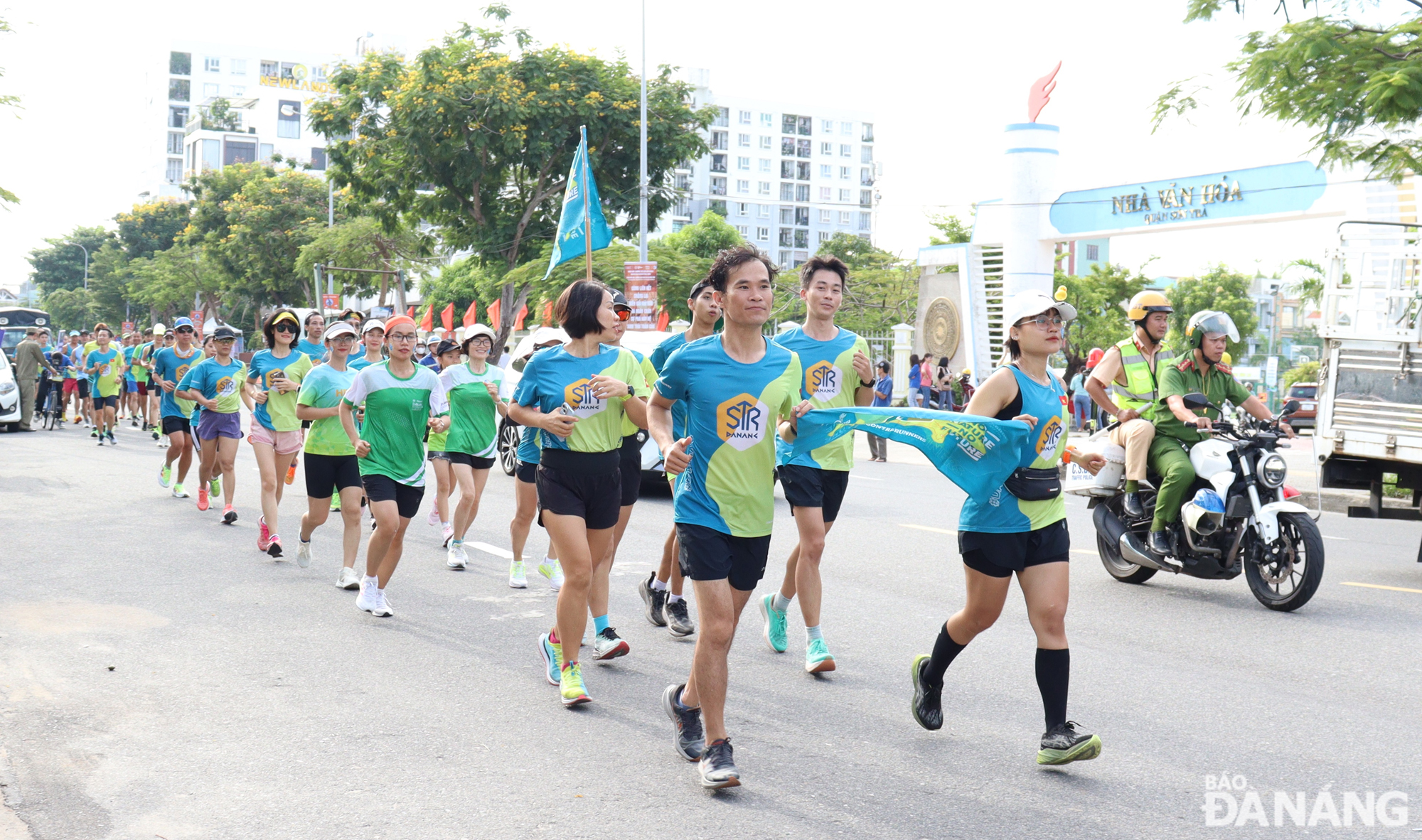 Thành viên các câu lạc bộ hưởng ứng chạy tuyên truyền bảo vệ môi trường và đa dạng sinh học. Ảnh: HOÀNG HIỆP