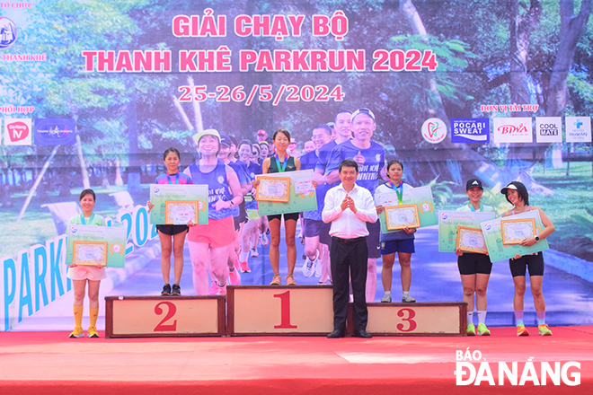 Phó Chủ tịch UBND quận Thanh Khê Nguyễn Hữu Công trao giải cho các vận động viên nữ có thành tích xuất sắc. 