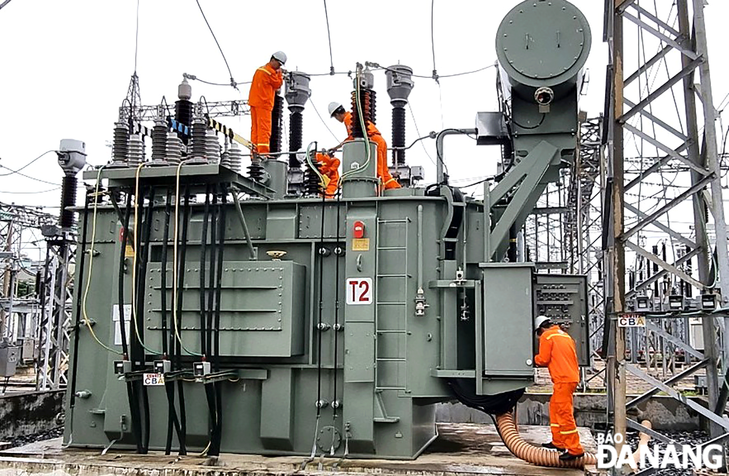 Công nhân bảo dưỡng máy móc, thiết bị tại Trạm biến áp 220kV Ngũ Hành Sơn để bảo đảm cấp điện cho thành phố Đà Nẵng. Ảnh: QUANG THẮNG