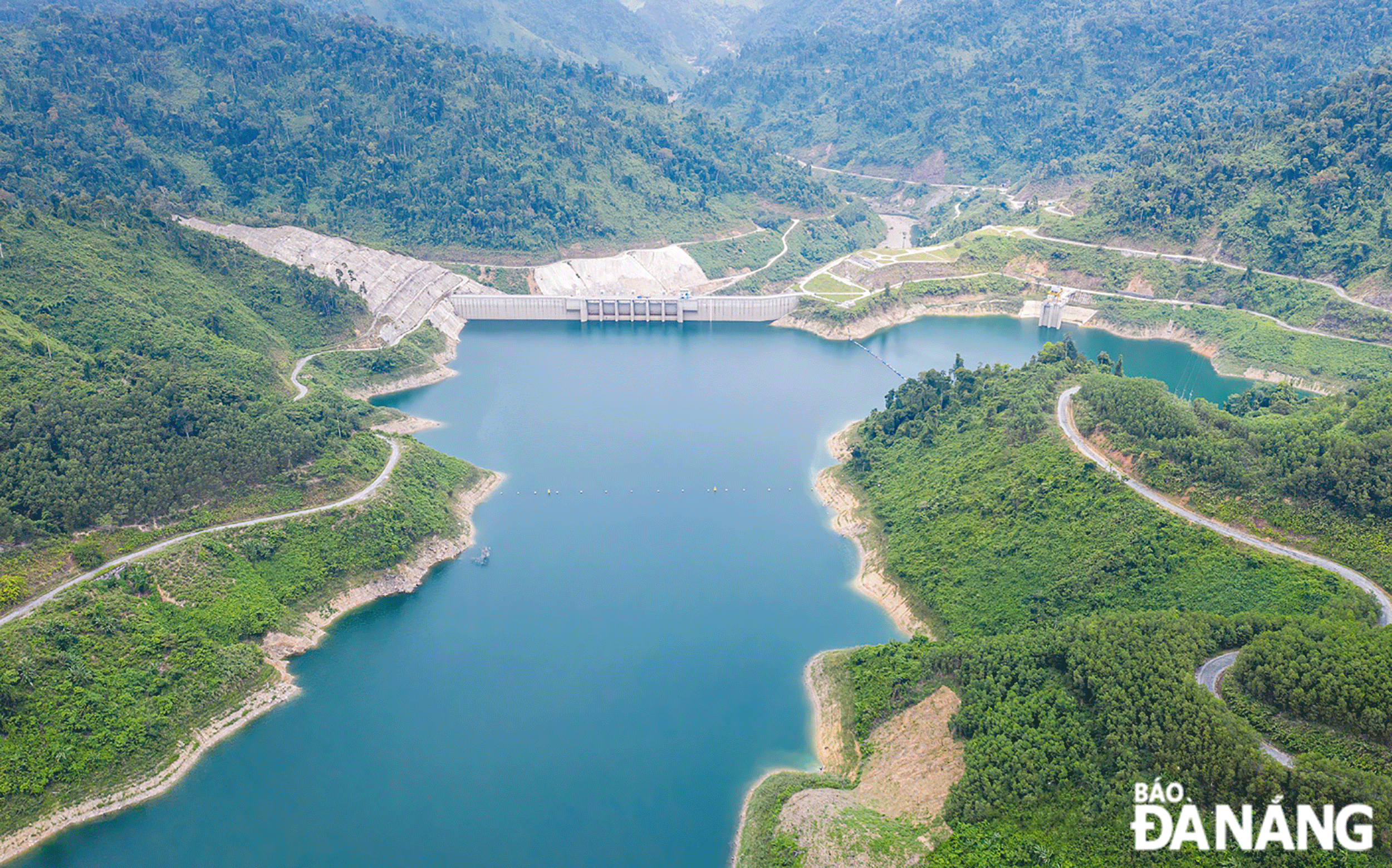 Trữ lượng nước được tích trong các hồ thủy điện bảo đảm sản xuất điện trong mùa nắng nóng năm 2024. Trong ảnh: Hồ thủy điện Sông Bung 4 ở thượng nguồn sông Vu Gia. 