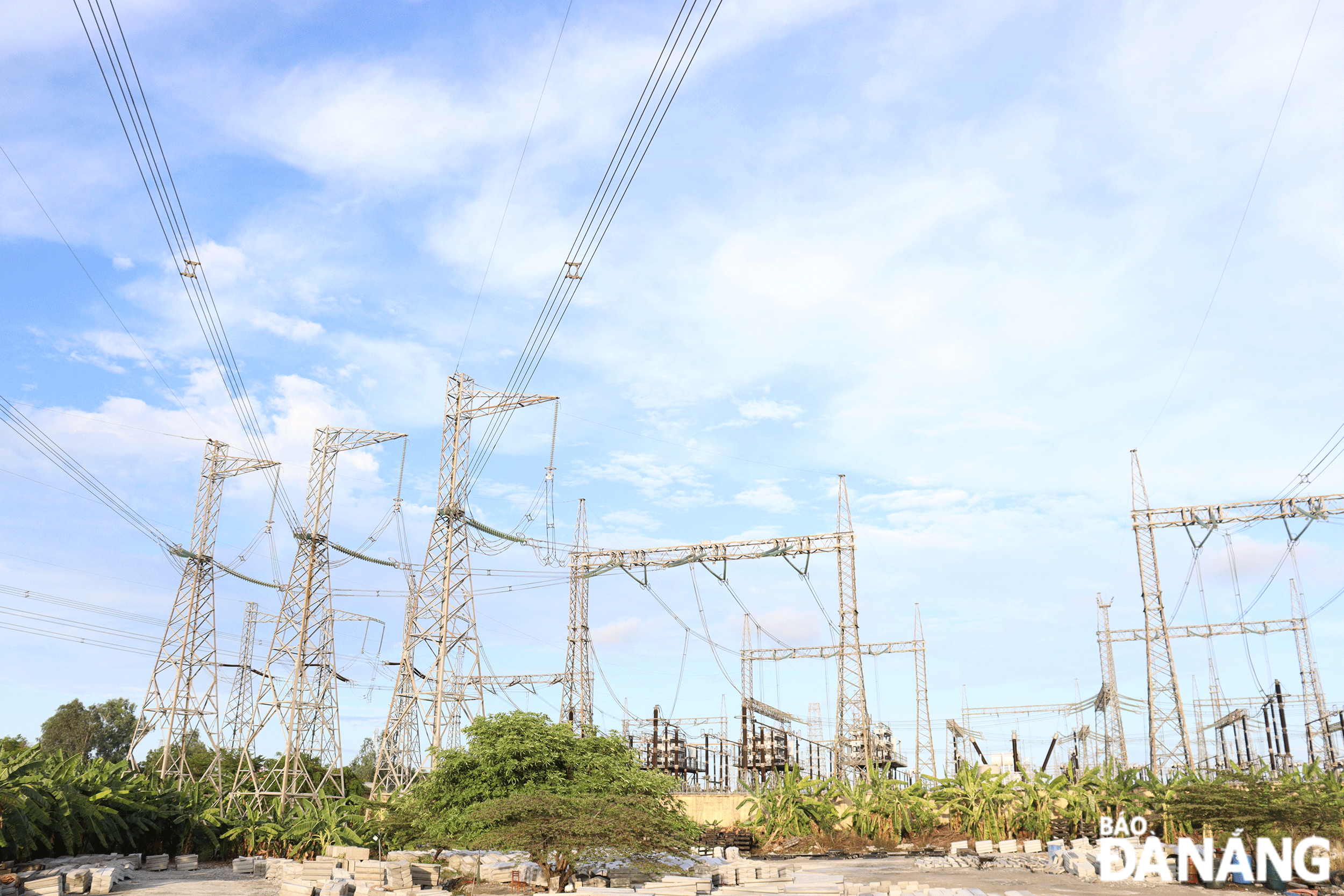 Trạm biến áp 500kV Đà Nẵng, nơi tập trung nhiều nguồn điện để truyền tải điện ra miền Bắc. Ảnh: HOÀNG HIỆP