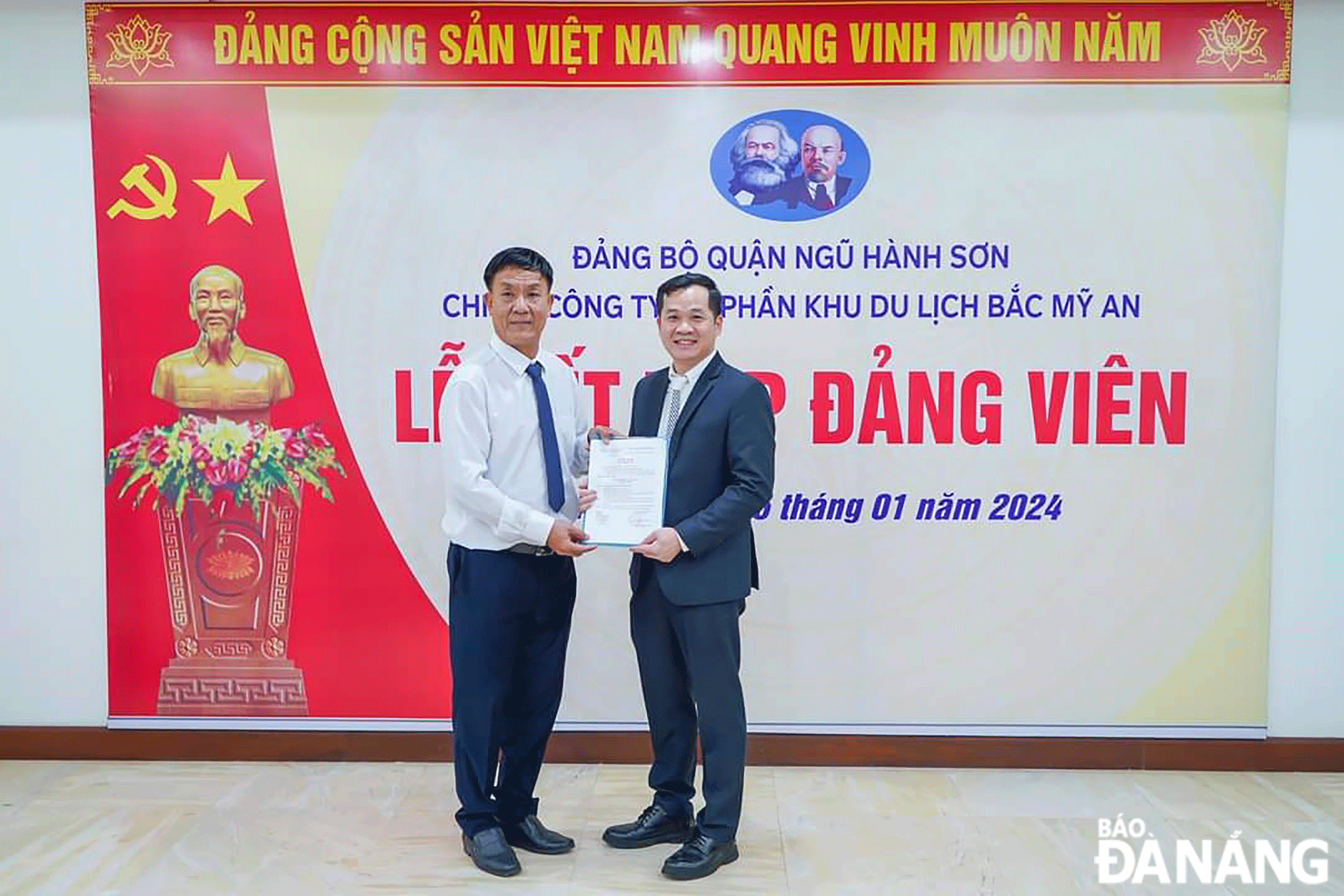 Tôi làm việc cho doanh nghiệp tư nhân có cần phấn đấu vào Đảng? Vào Đảng để làm gì? Đó là những câu hỏi mà tổ chức đảng trong một số doanh nghiệp ngoài khu vực nhà nước gặp phải. Bằng nhiều biện pháp tuyên truyền rất thuyết phục, các tổ chức đảng đã thay đổi nhận thức về Đảng của lao động trẻ có trình độ xác định phấn đấu đứng vào Đảng cũng là một cách cống hiến tâm huyết, trí tuệ cho sự phát triển doanh nghiệp.