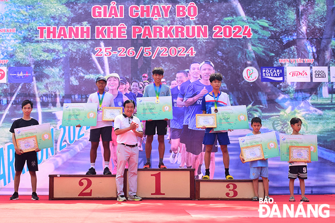 Male athletes with outstanding achievements being honoured at the closing ceremony of the Thanh Khe ParkRun 2024