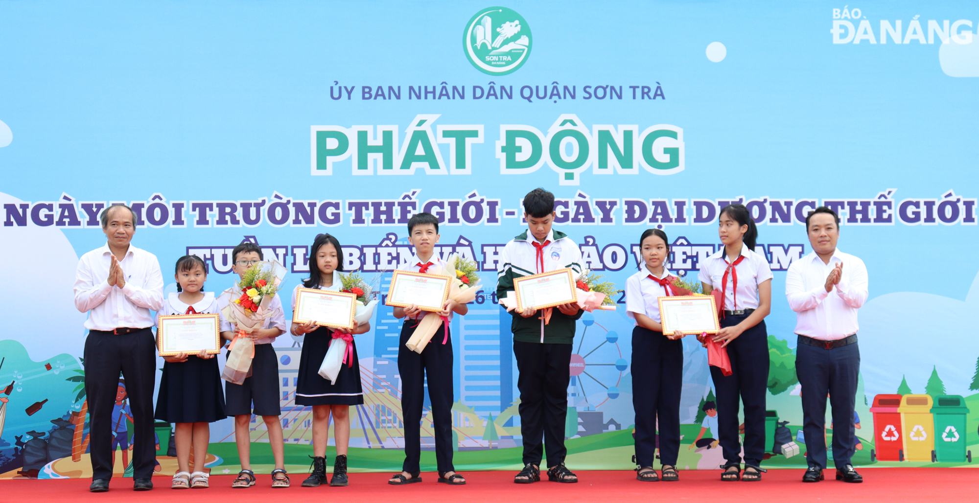 Leaders of Son Tra District awarding Certificates of Merit to prize winners in a drawing contest on environmental protection and biodiversity. Photo: HOANG HIEP