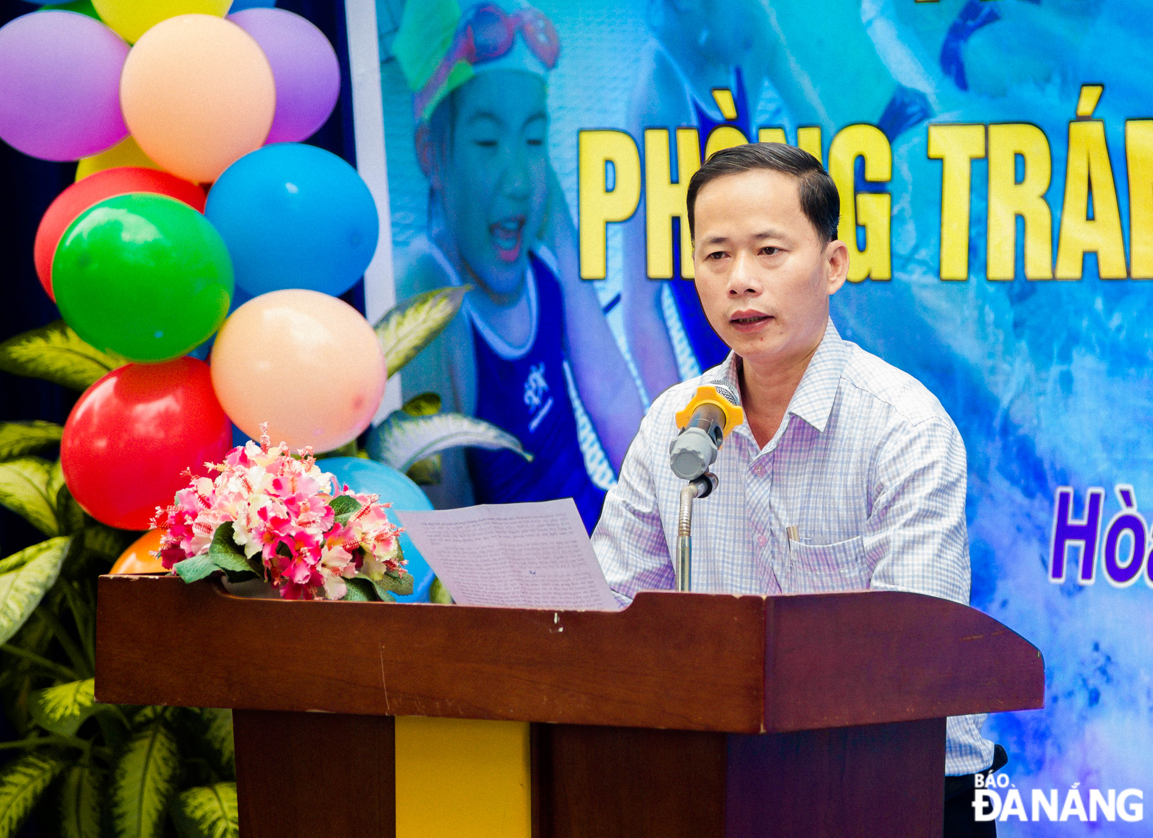 Head of Hoa Vang District Education and Training Office Le Van Hoang speaking at the launching ceremony.