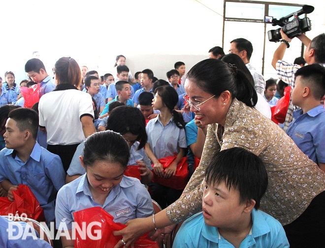 Phó Chủ tịch HĐND thành phố Nguyễn Thị Anh Thi tặng quà cho trẻ em đang học tập tại trung tâm. Ảnh: L.P