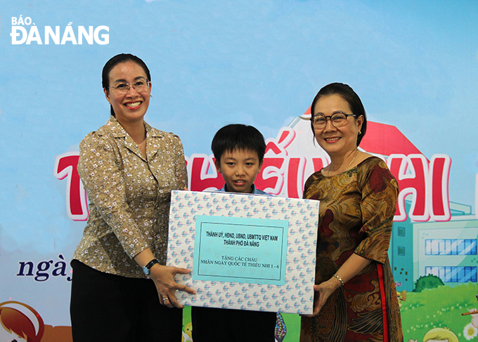 Phó Chủ tịch HĐND thành phố Nguyễn Thị Anh Thi (bên trái) tặng quà đến đại diện học sinh và Trung tâm hỗ trợ phát triển giáo dục hòa nhập Đà Nẵng. Ảnh: L.P