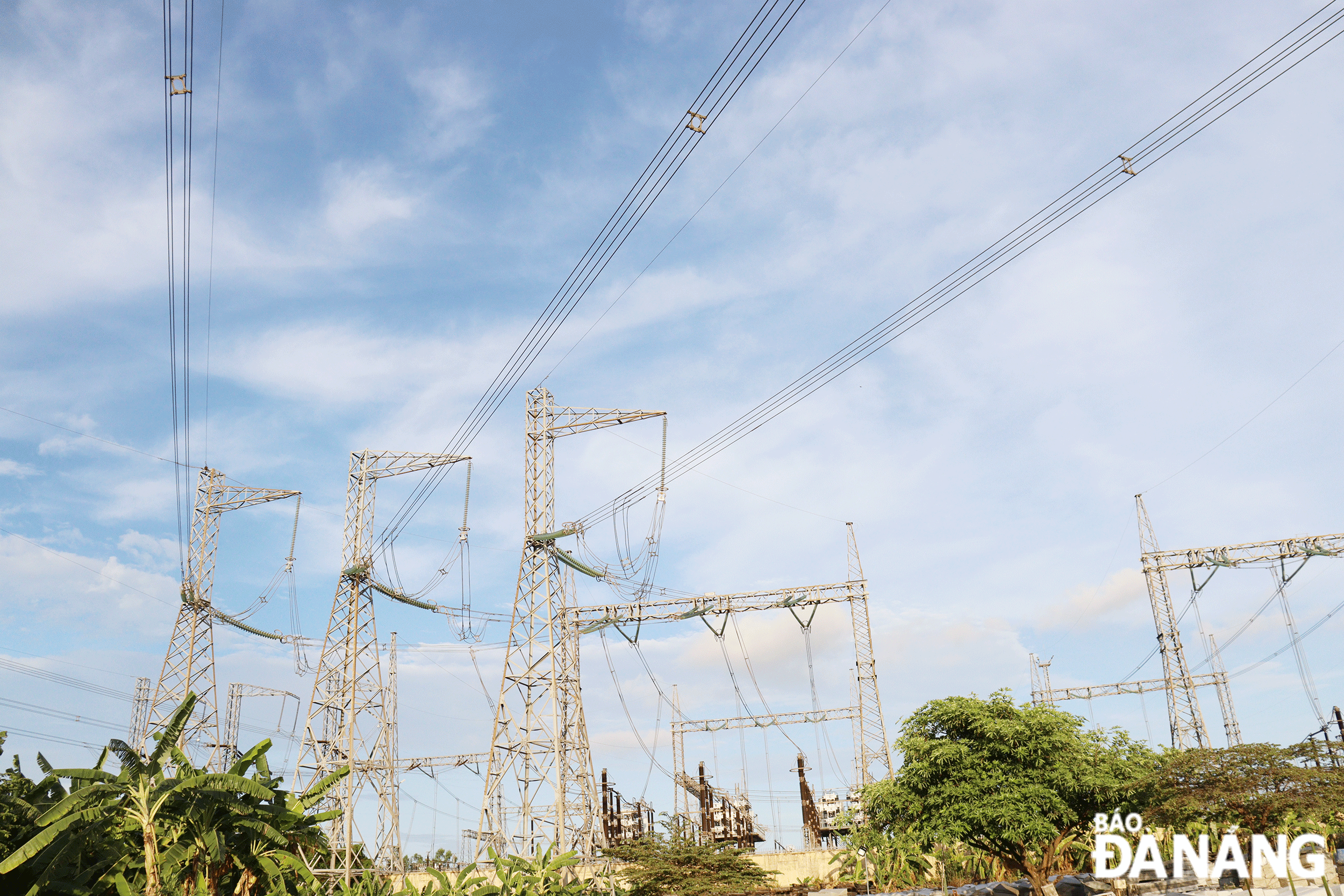 Các nguồn điện được truyền tải về Trạm biến áp 500kV Đà Nẵng và truyền tải ra miền Bắc.  Ảnh: HOÀNG HIỆP