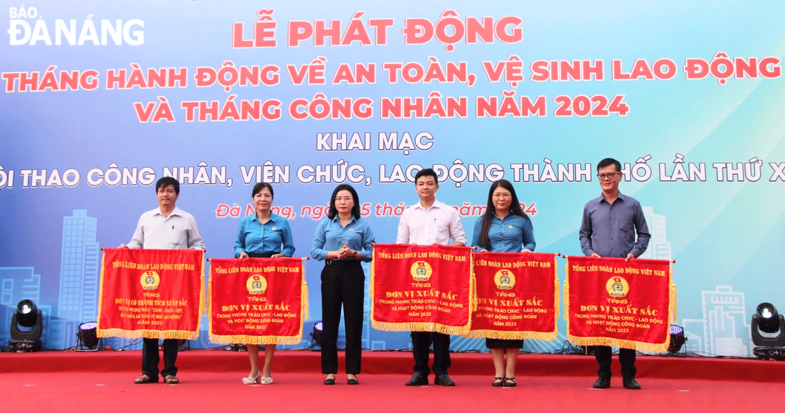 Chủ tịch Liên đoàn Lao động thành phố Phan Thị Thúy Linh trao cờ thi đua của Tổng Liên đoàn Lao động Việt Nam cho 5 tập thể có thành tích xuất sắc trong phong trào thi đua lao động giỏi và xây dựng tổ chức Công đoàn vững mạnh năm 2023. Ảnh: PHƯƠNG TRÀ	