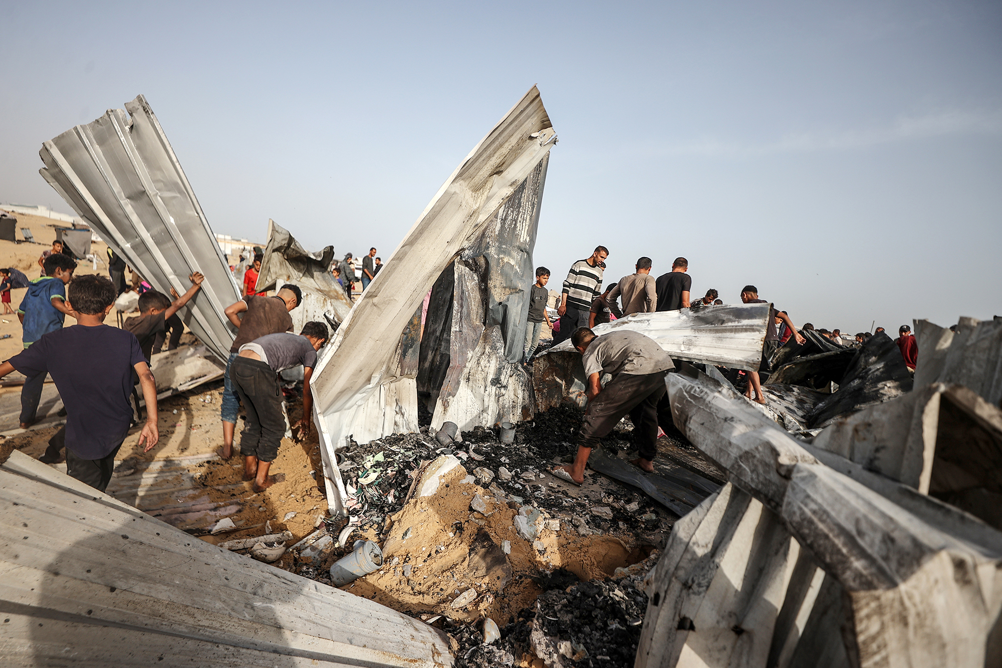 Hiện trường vụ tấn công của Israel ở thành phố Rafah, nam dải Gaza.  Ảnh: Anadolu/Getty	