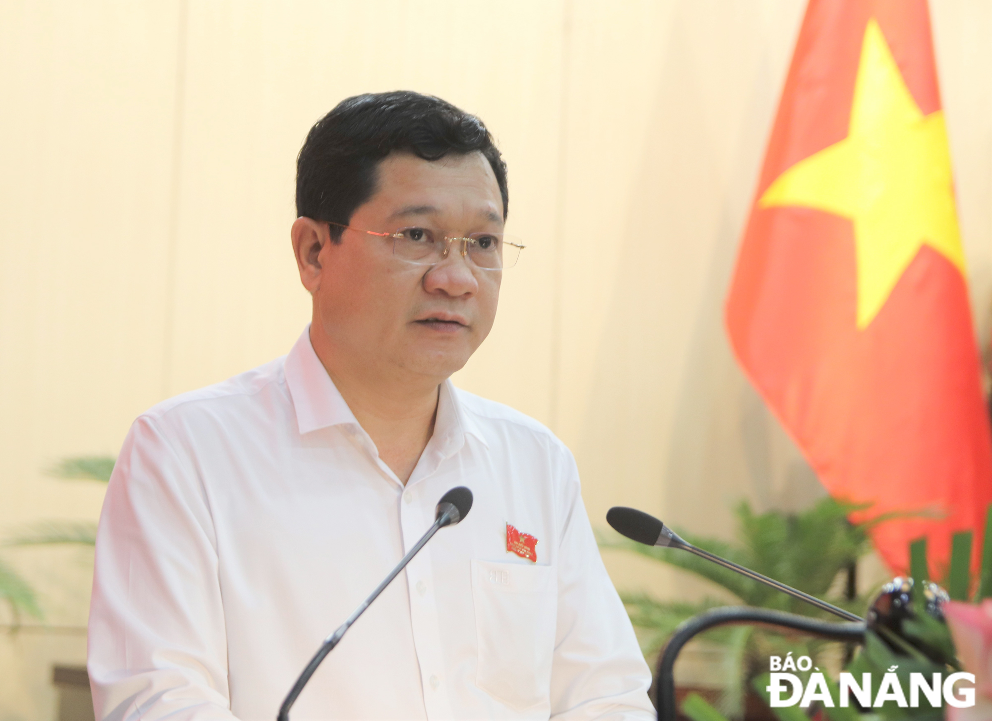 Phó Chủ tịch Thường trực phụ trách HĐND thành phố Trần Phước Sơn phát biểu tại hội nghị. Ảnh: TRỌNG HUY