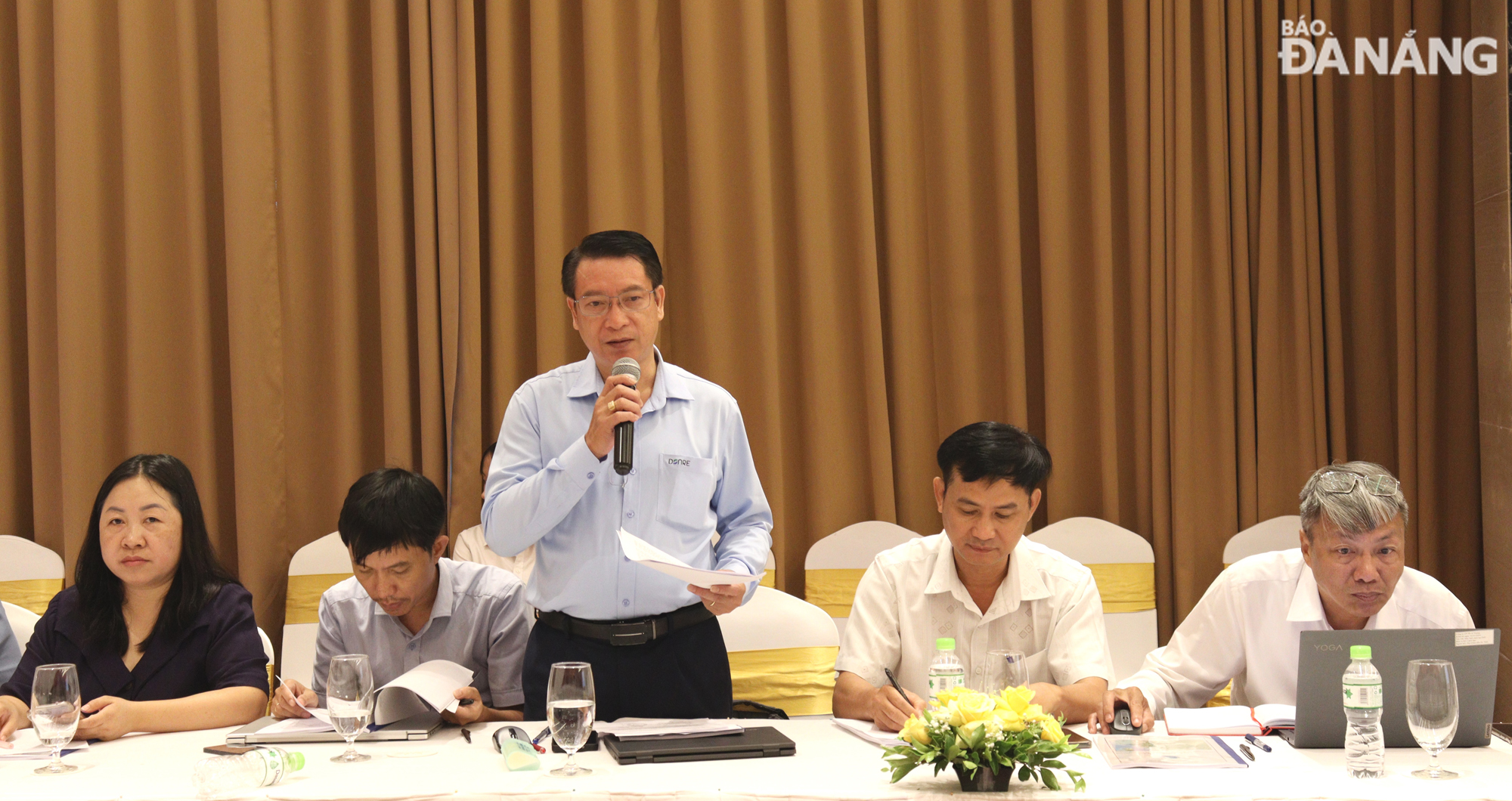 Deputy Director of the Da Nang Department of Natural Resources and Environment Nguyen Hong An (middle) suggests that it is necessary to clearly identify backup water sources for domestic water supply in case of a water pollution incident. Photo: HOANG HIEP