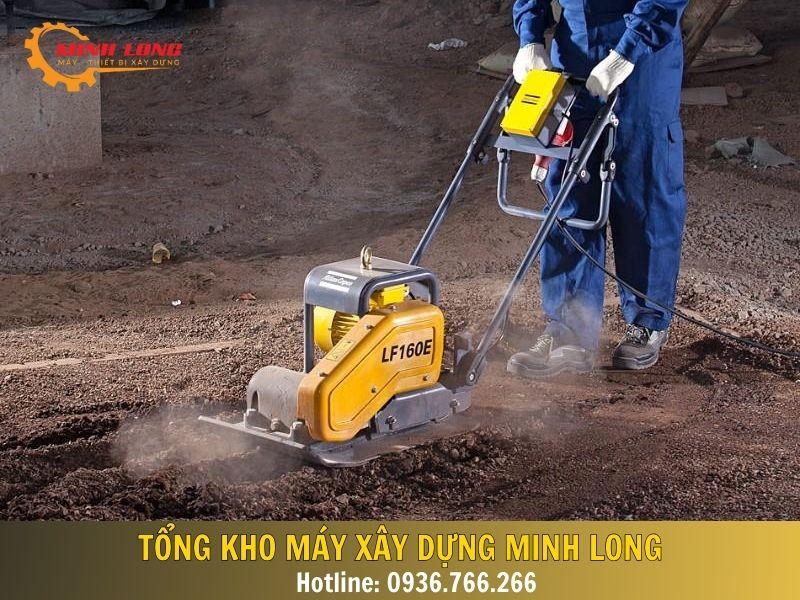 Máy đầm bàn giúp nén chặt kết cấu lớp đất đá, bê tông mới đổ.