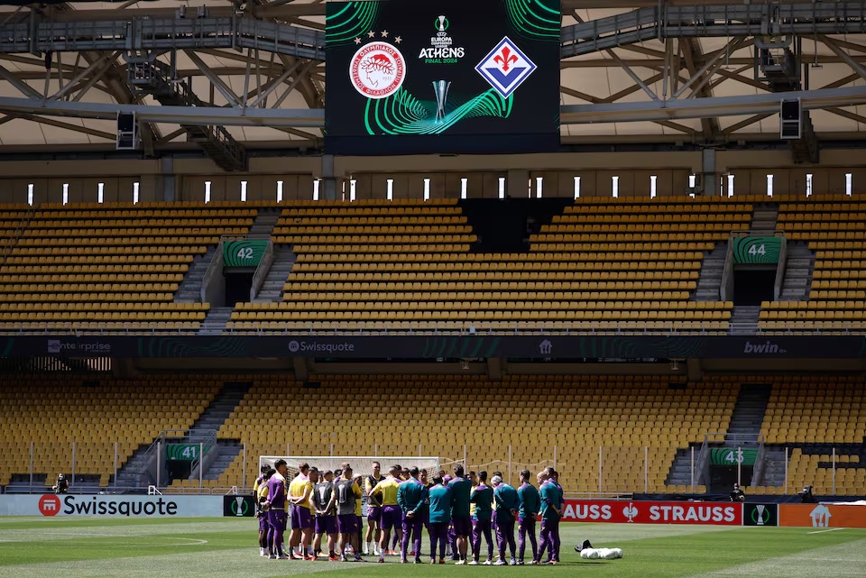 Thành viên câu lạc bộ Fiorentina luyện tập cho trận chung kết giải UEFA Europa Conference League. Ảnh: Reuters