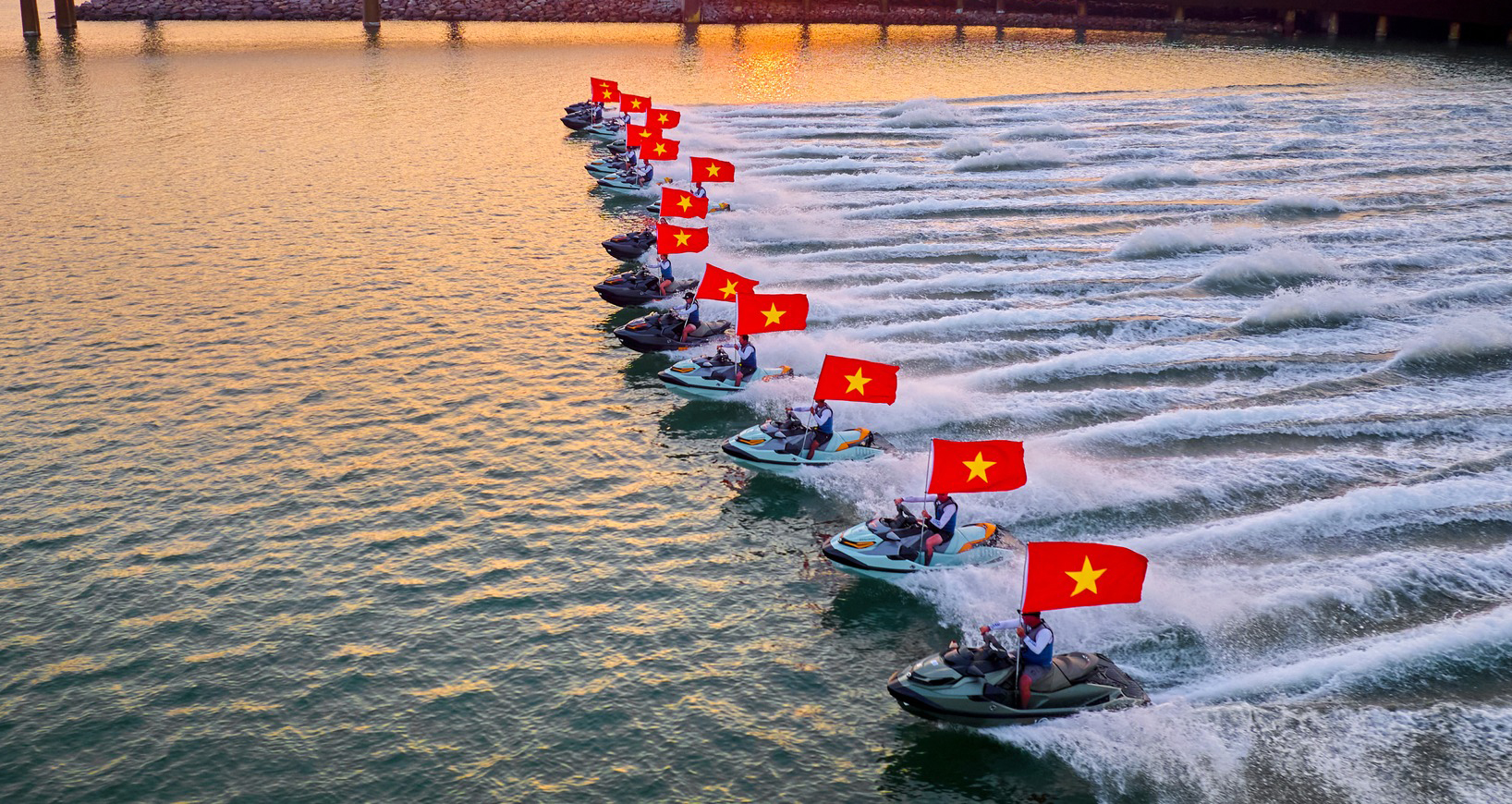 The opening night of the 2024 Da Nang International Fireworks Festival will feature a unique and attractive water sports performance for the audience. Here is a Jeski performance. Photo: DIFF 2024’s Organising Committee