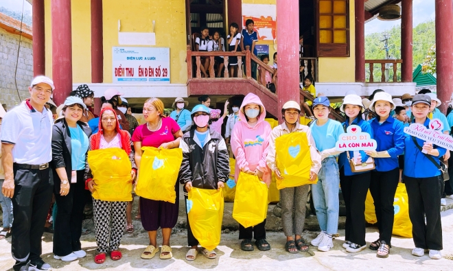 Đoàn công tác tặng quà cho đồng bào có hoàn cảnh khó khăn.